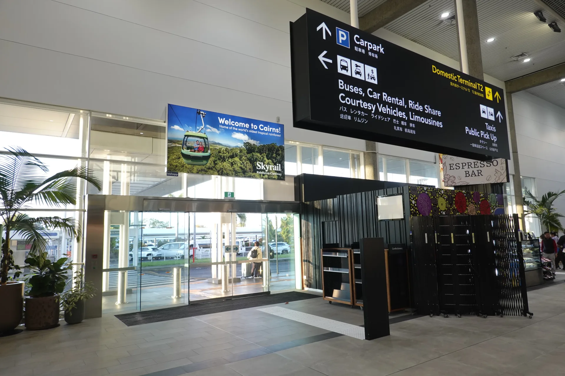 ケアンズ空港の税関や手荷物受取所へ向かう案内表示