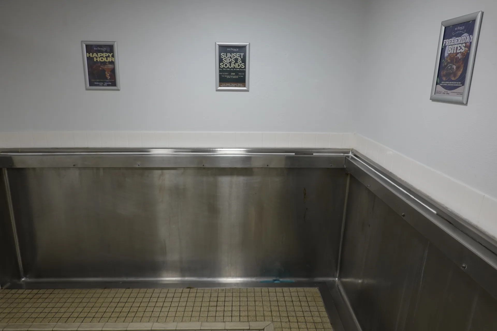 ケアンズの男性用トイレで見かけたステンレス製の壁型小便器