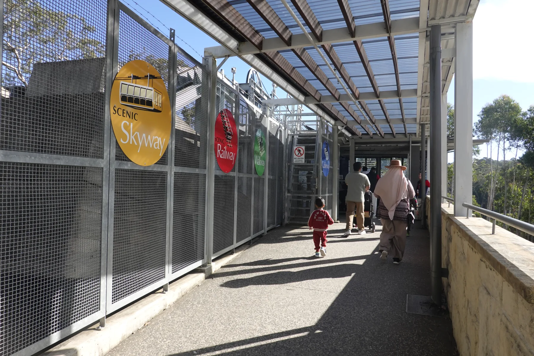 シニック・スカイウェイ東駅の出口と周辺の遊歩道