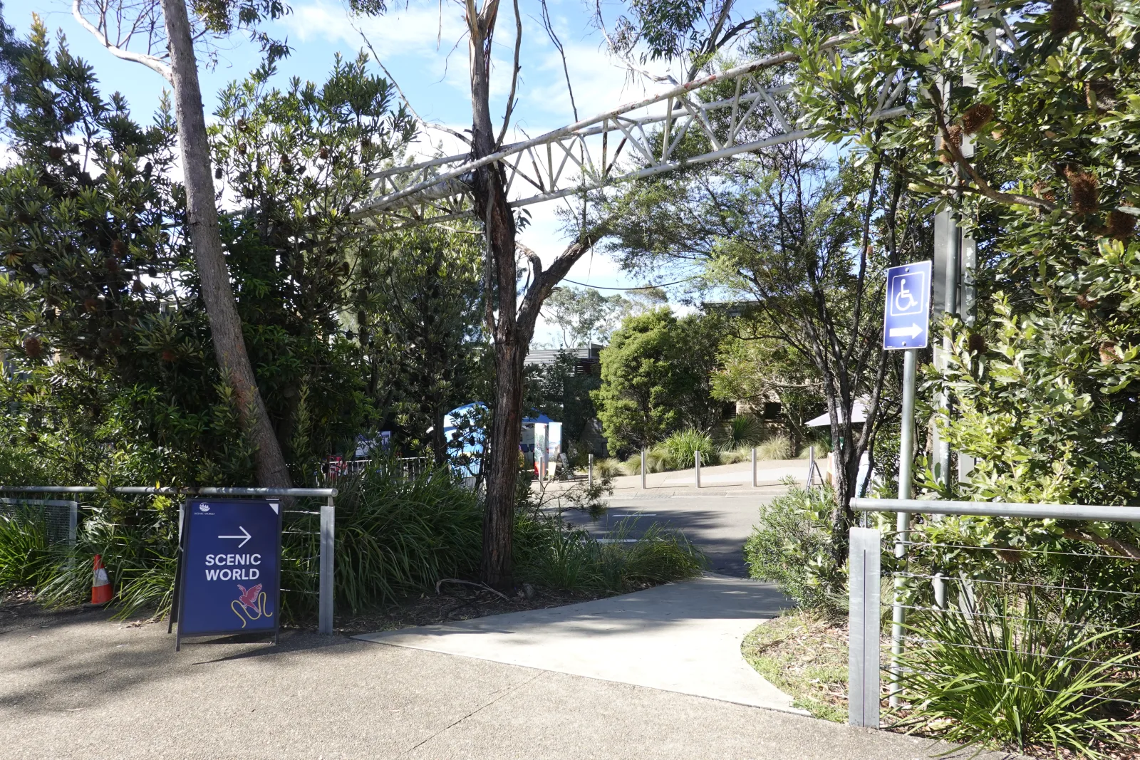 路線バスを降りてシニックワールドの入口へ向かう道