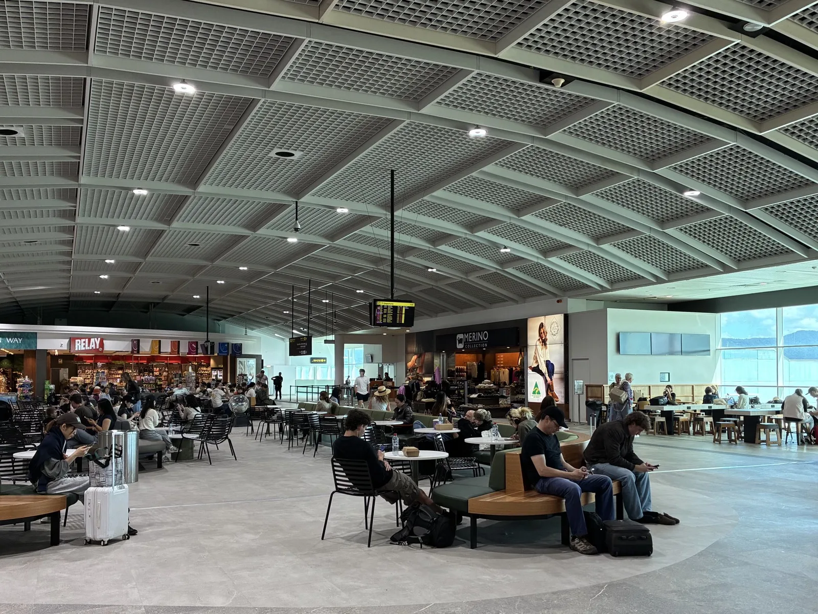 Jetstar JQ15へ搭乗する前のケアンズ空港国際線ゲートエリア