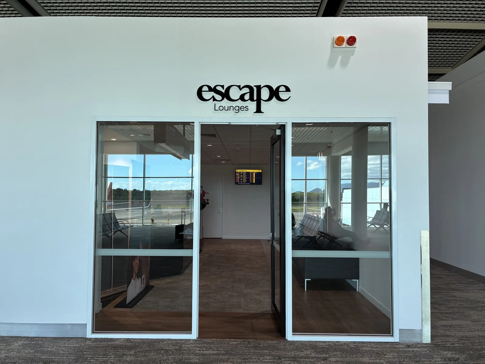 ケアンズ空港国際線ターミナルにあるEscape Loungeの入口