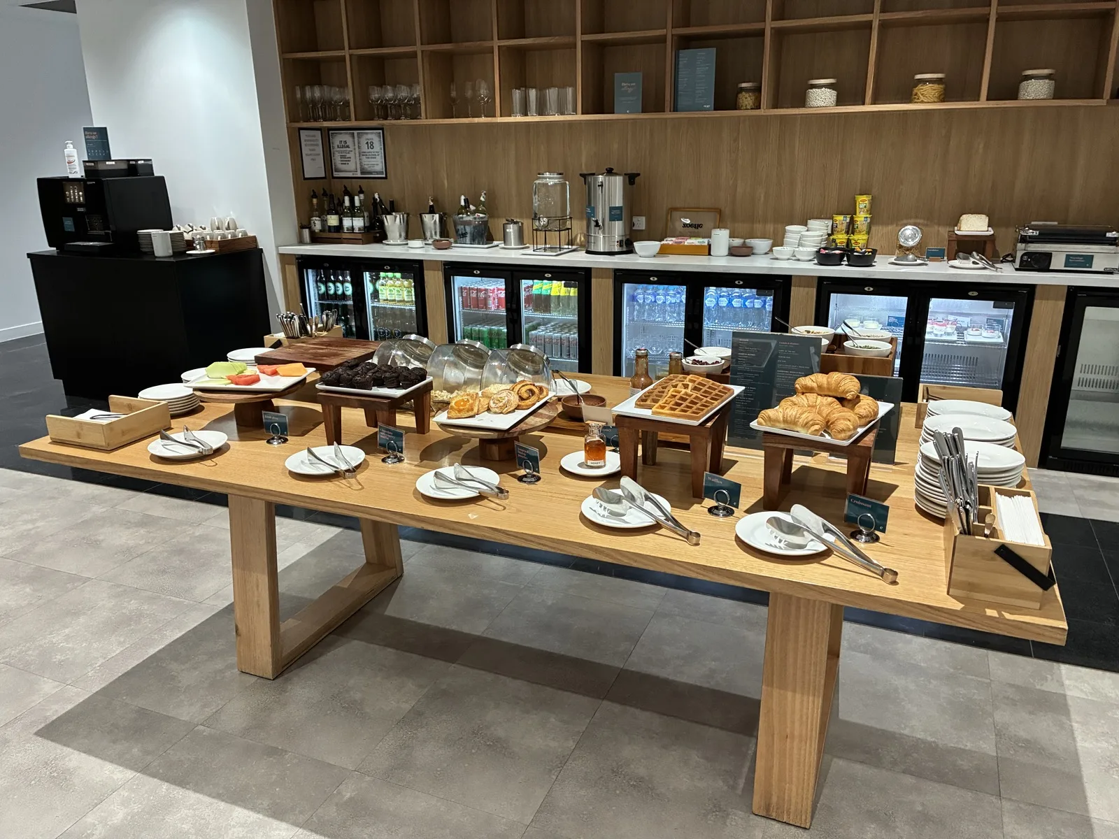 Escape Loungeに並ぶパンや温かい料理の軽食