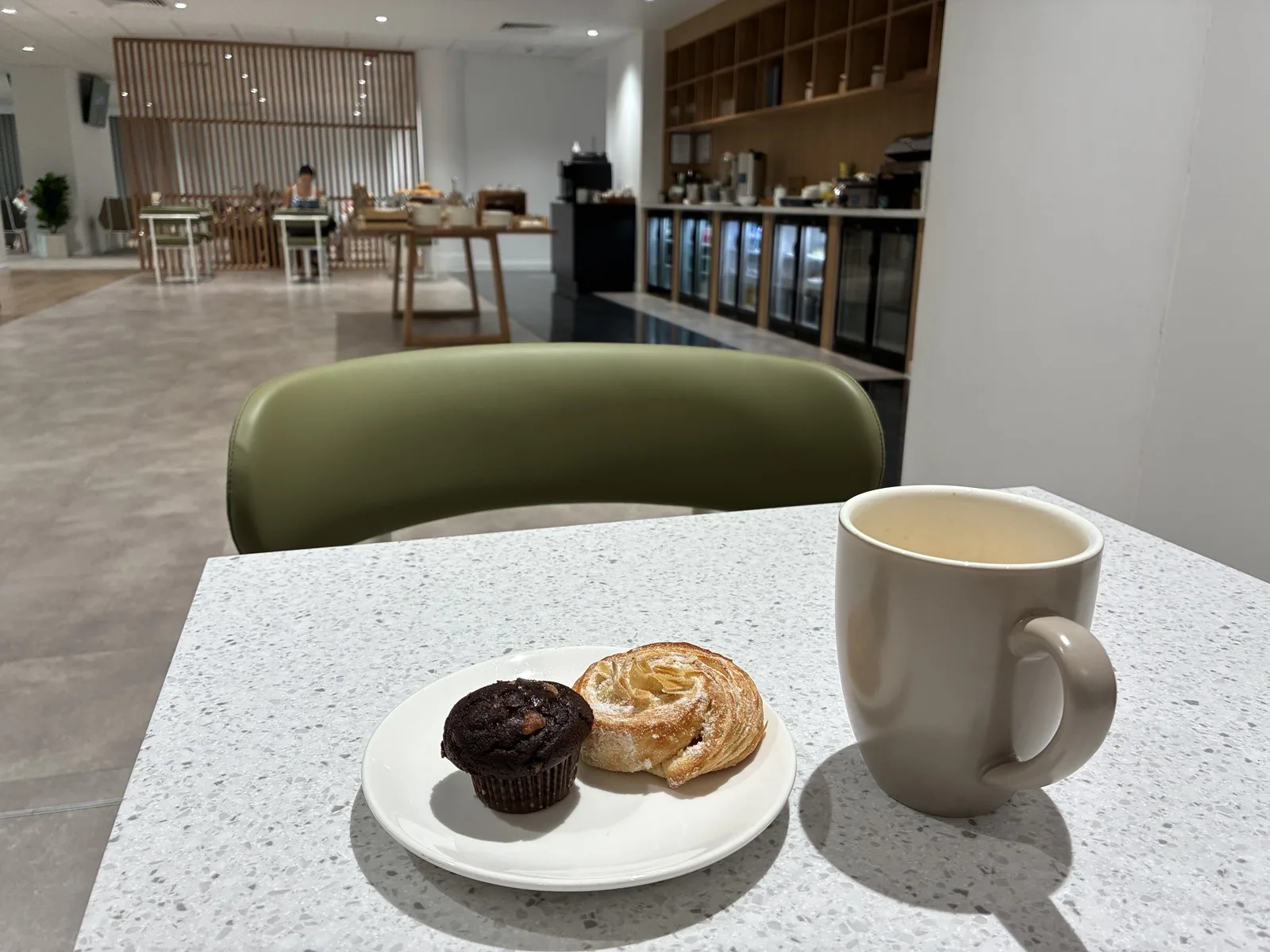 Escape Loungeで取った搭乗前の軽食と飲み物