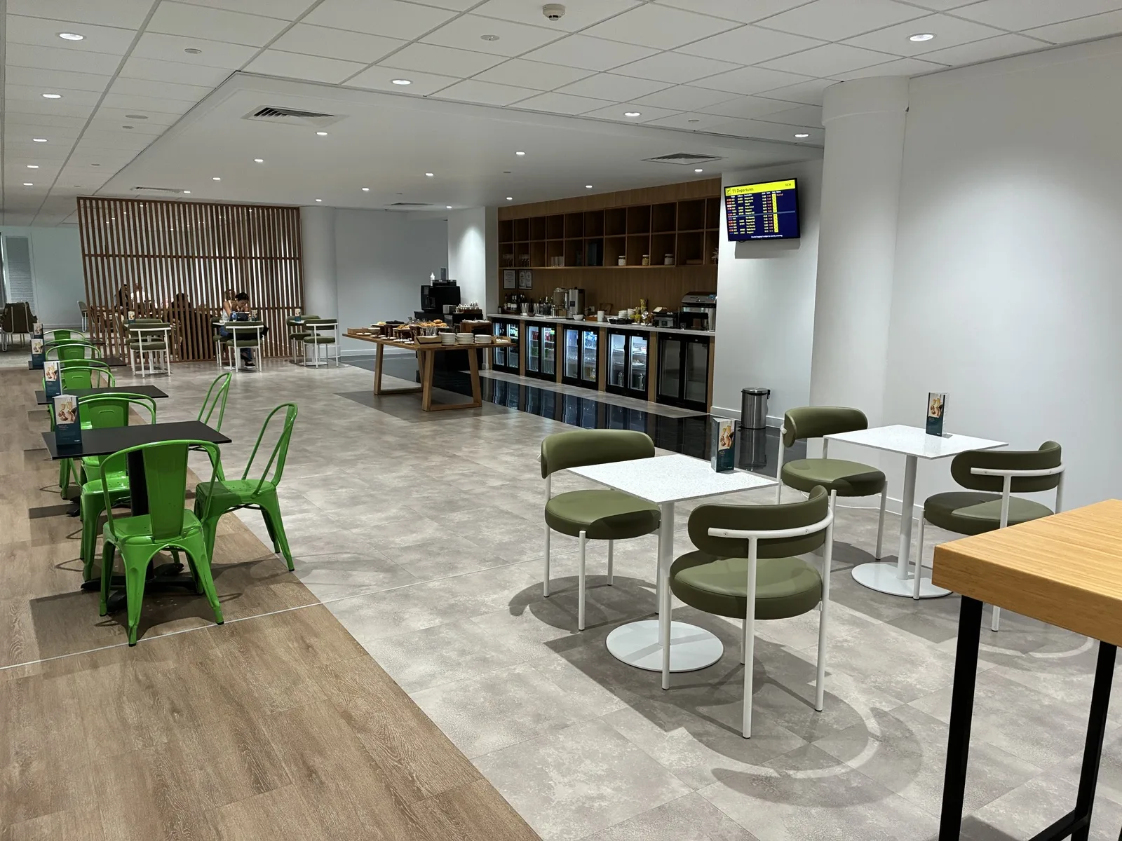 ケアンズ空港Escape Loungeのソファ席とテーブル席