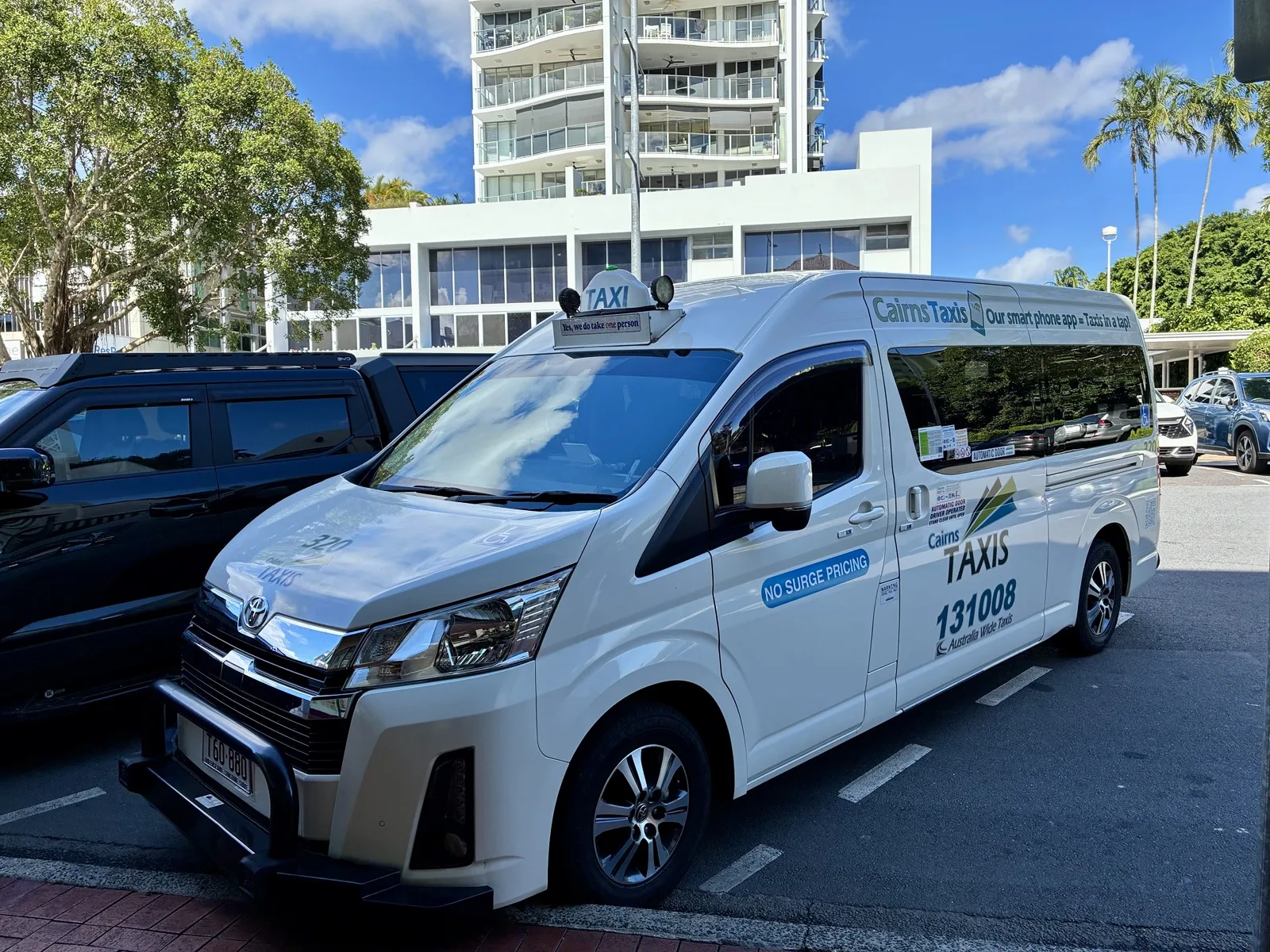 イル・パラッツォ前に停車したケアンズ空港行きのタクシー