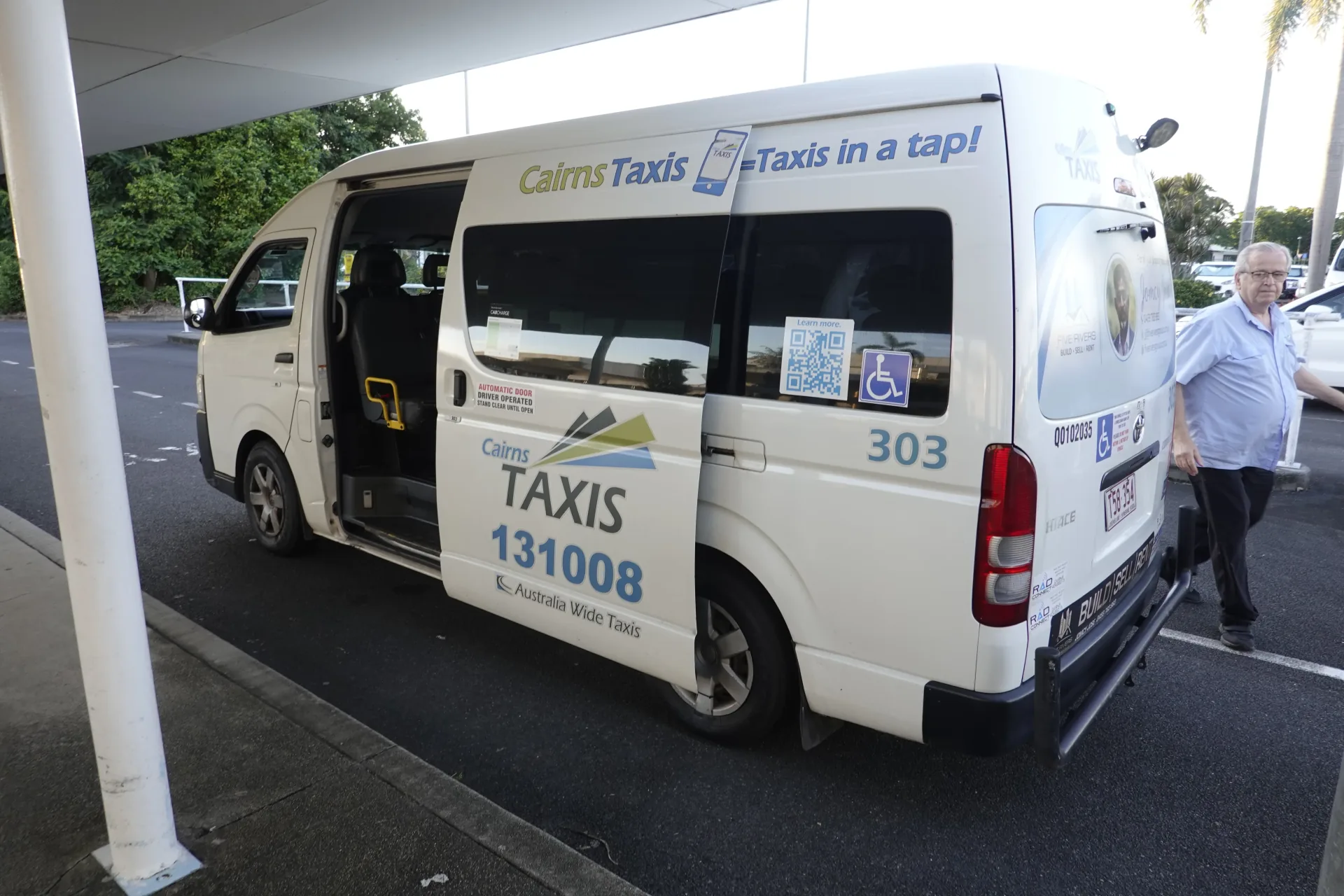 ケアンズ空港で乗ったバンタイプのタクシー