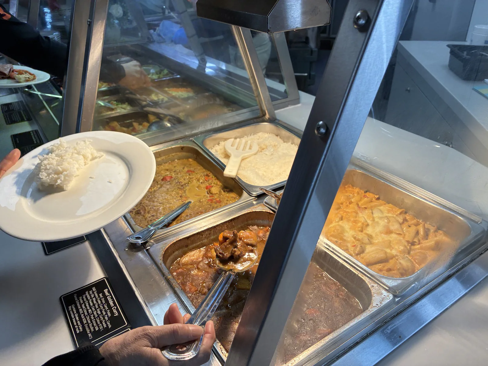 グリーン島ツアーの船内ランチビュッフェに並ぶ温かい料理
