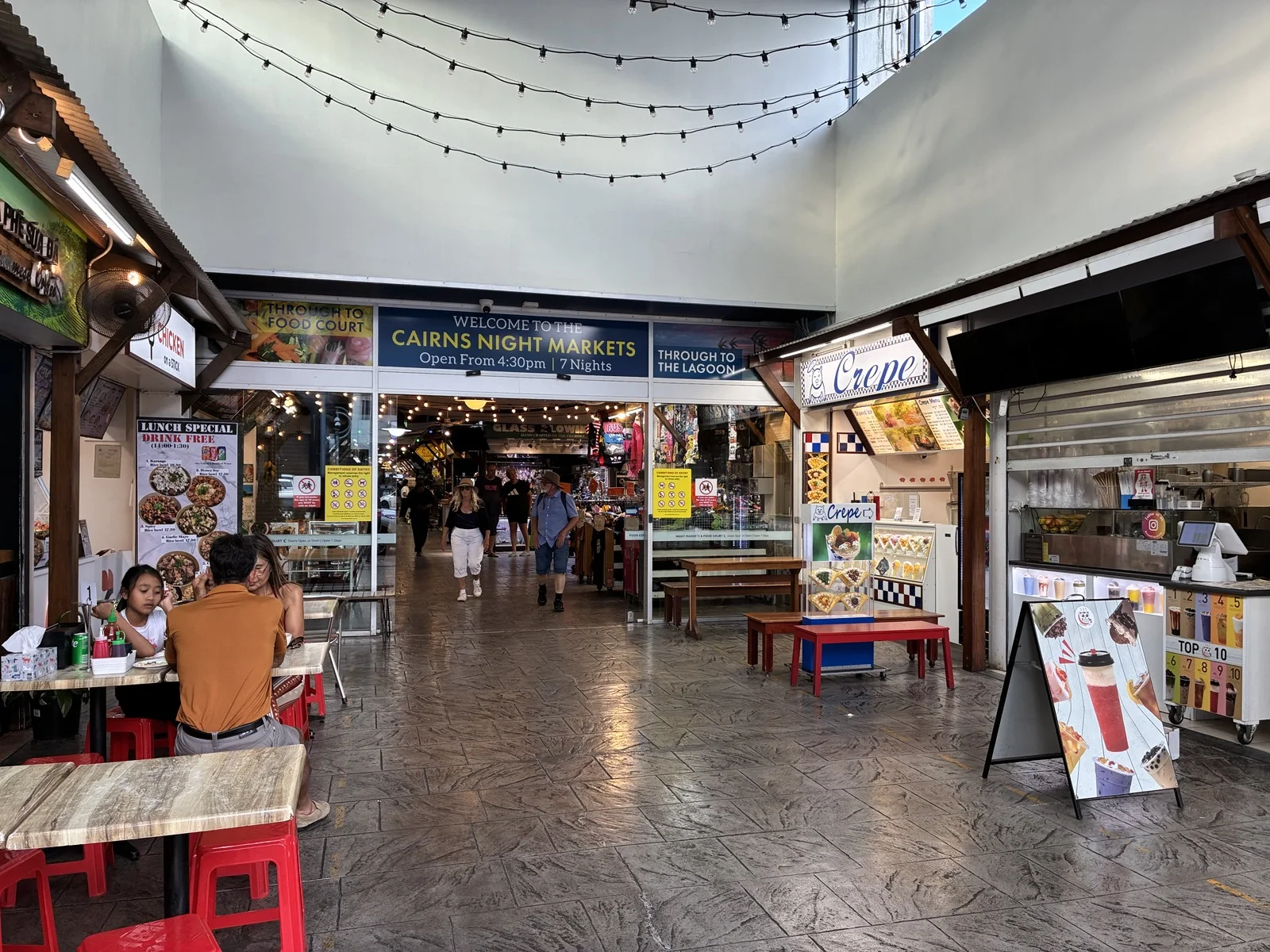 夜のケアンズ・ナイトマーケットに並ぶフードコートの店舗