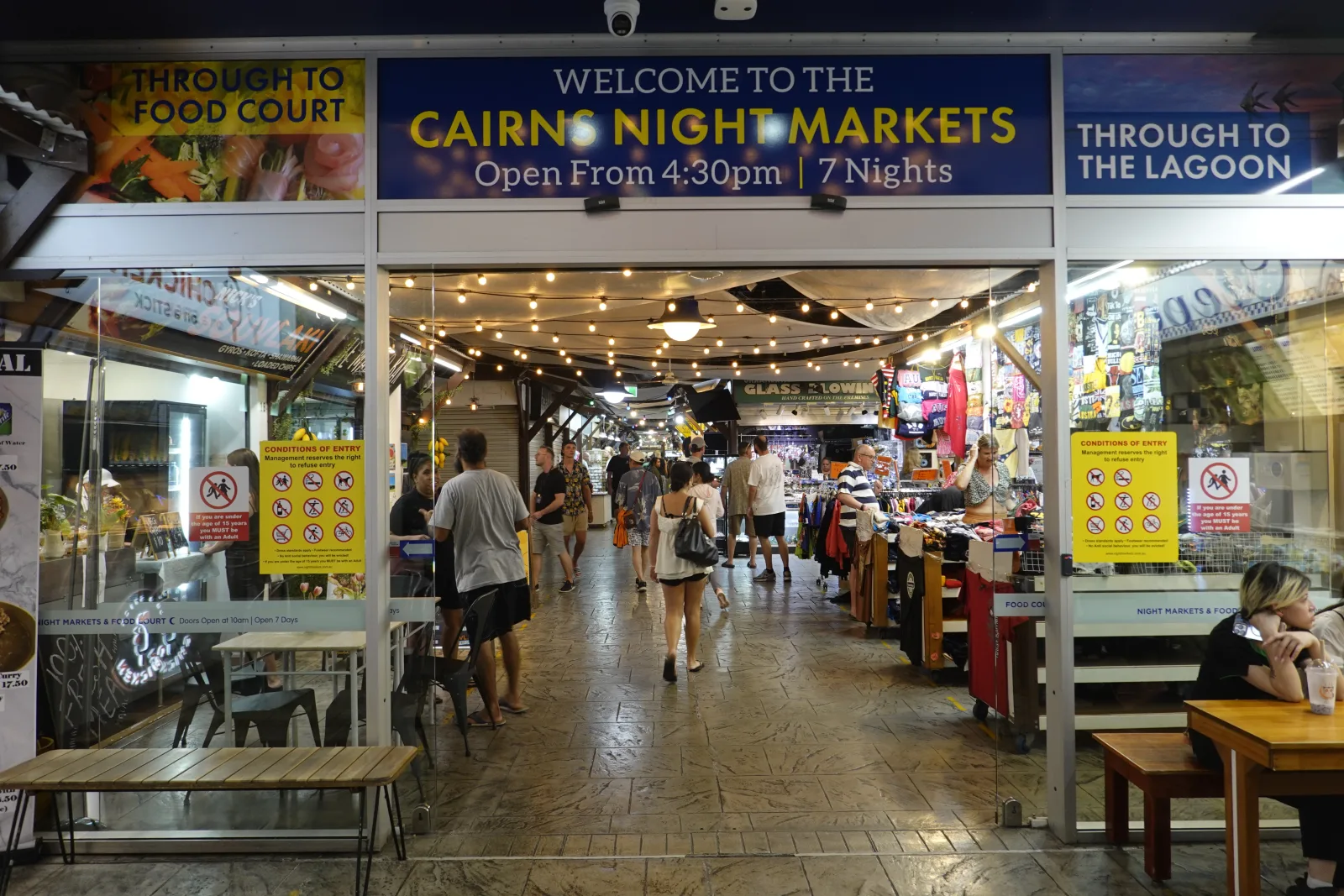 木製品や雑貨を扱うケアンズ・ナイトマーケットの売店