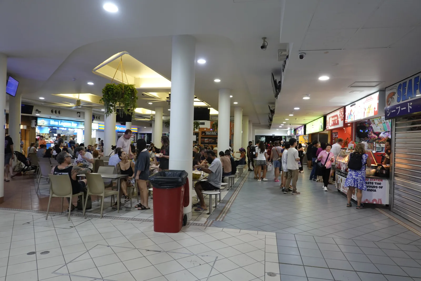 ケアンズ・ナイトマーケットのアジア料理店が並ぶフードコート