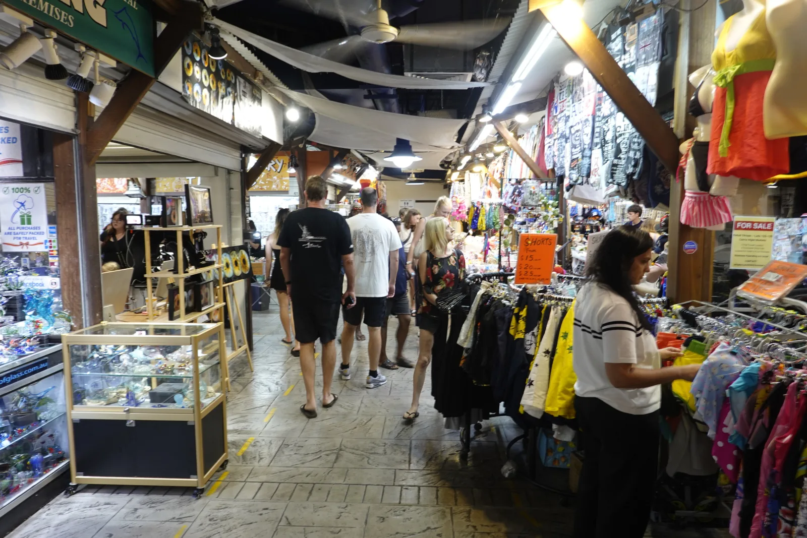 ジュース店や理容店が並ぶケアンズ・ナイトマーケット