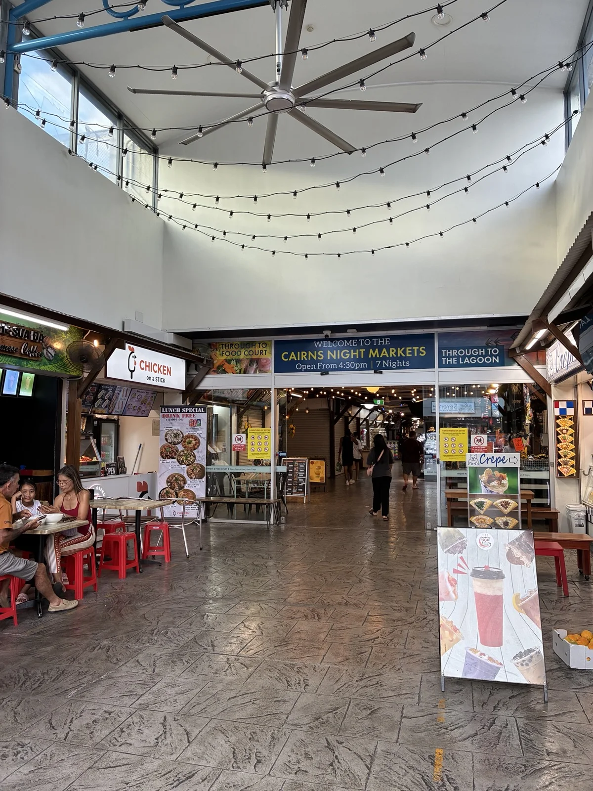 ケアンズ・ナイトマーケットの入口とCairns Night Marketsの看板