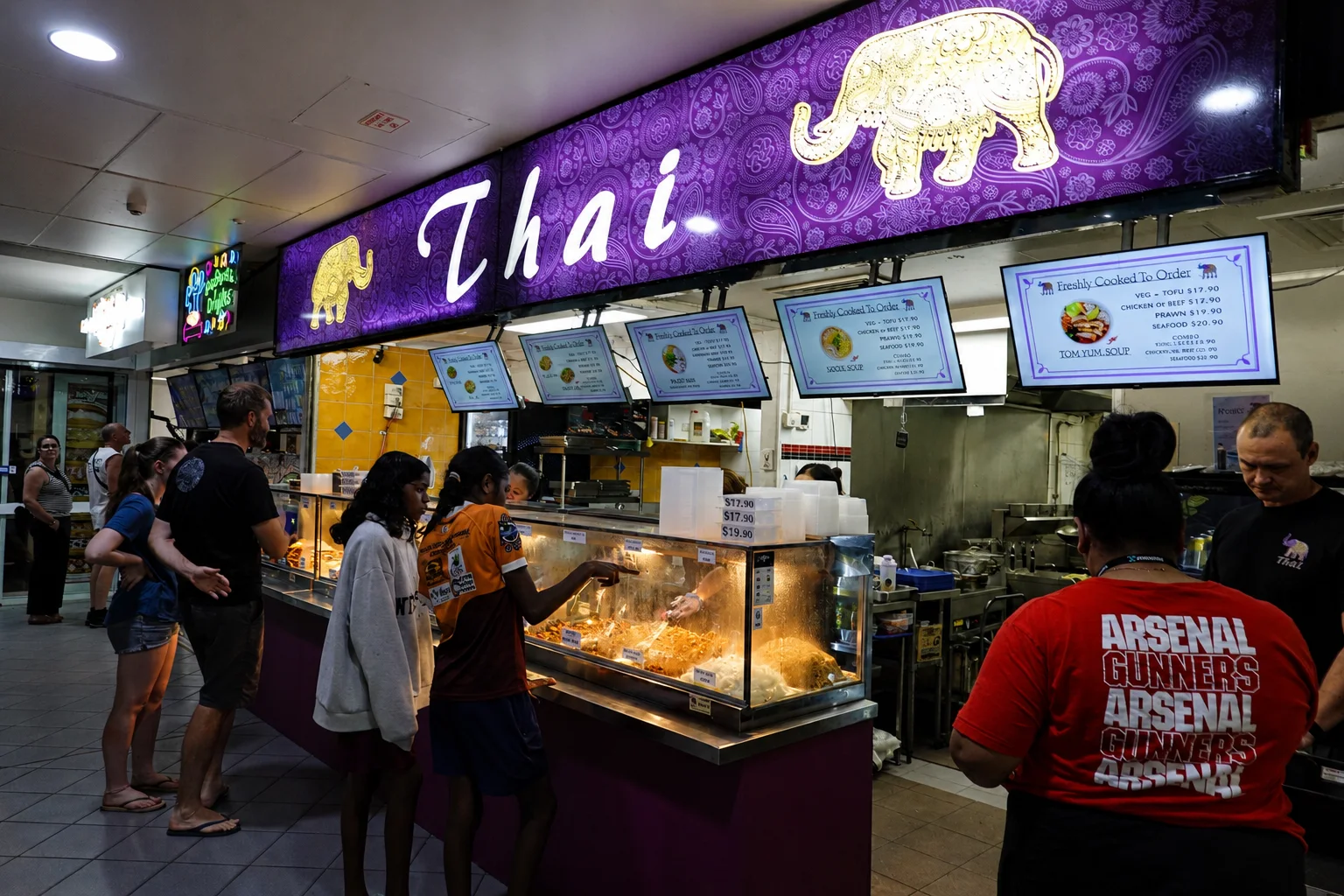 料理を選べるケアンズ・ナイトマーケットのタイ料理カウンター