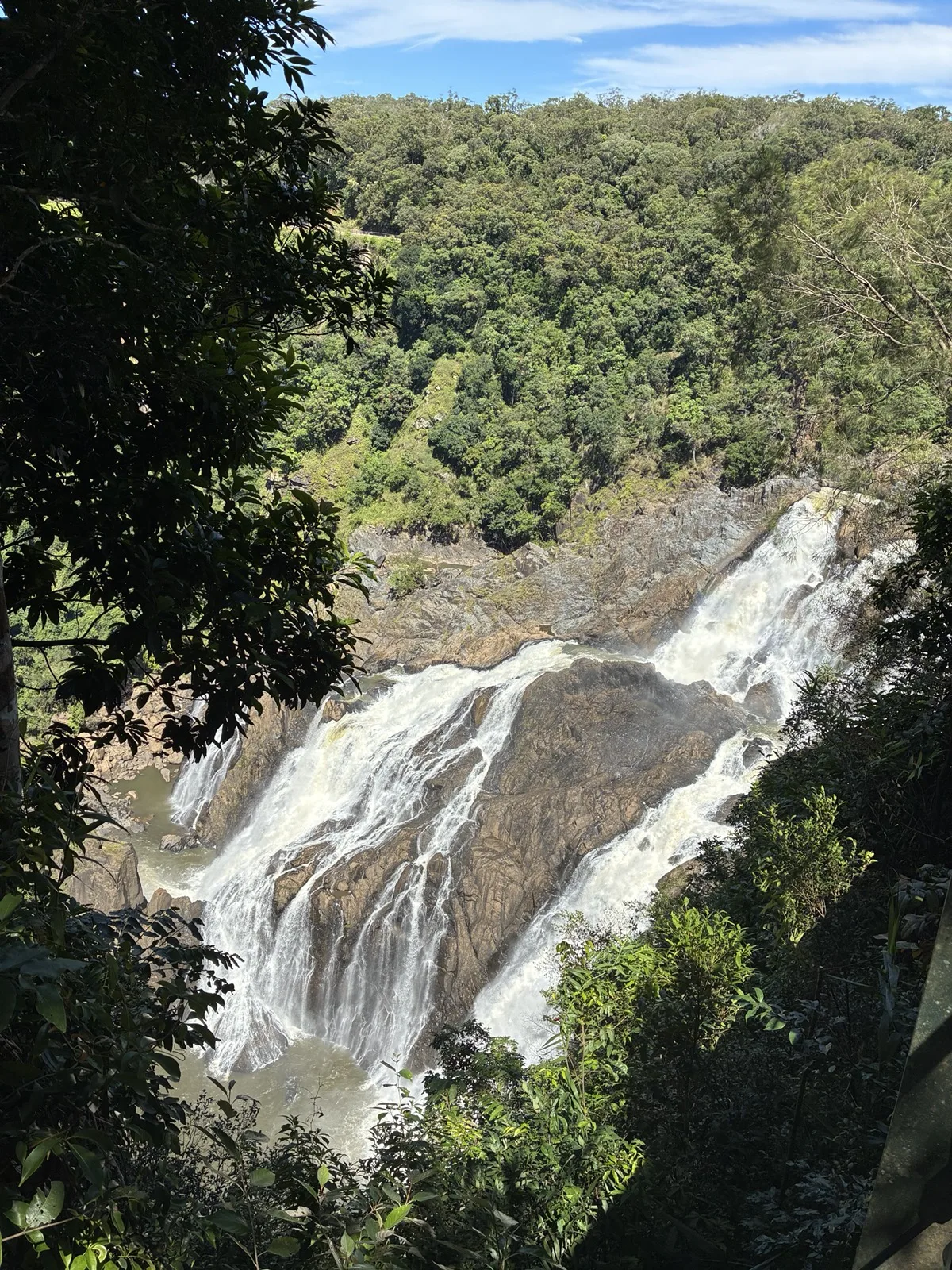 バロンフォールズ駅の展望スポットから見たバロン滝（Barron Falls）