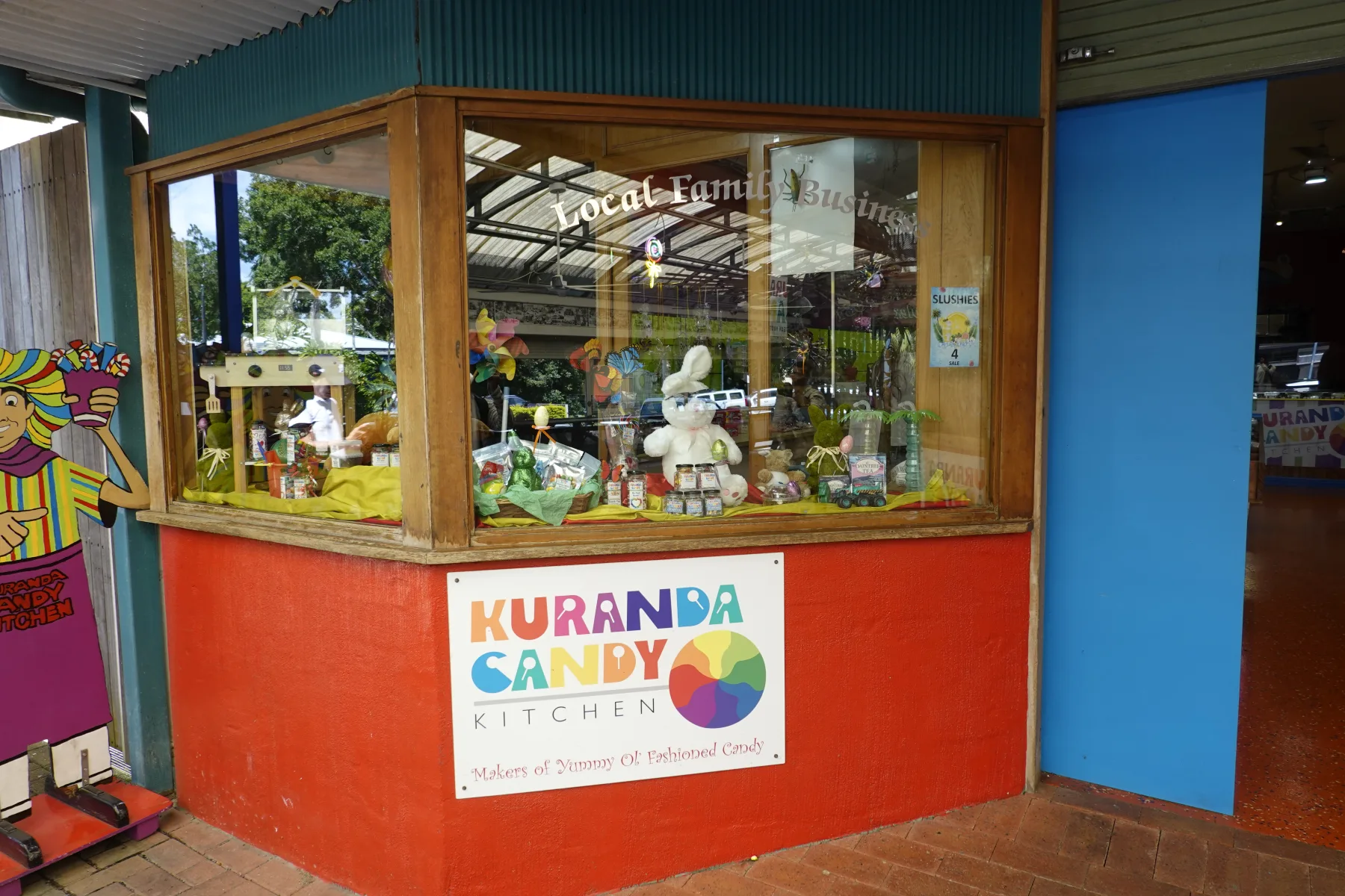 キュランダ村で見かけたKuranda Candy Kitchenのカラフルな店先