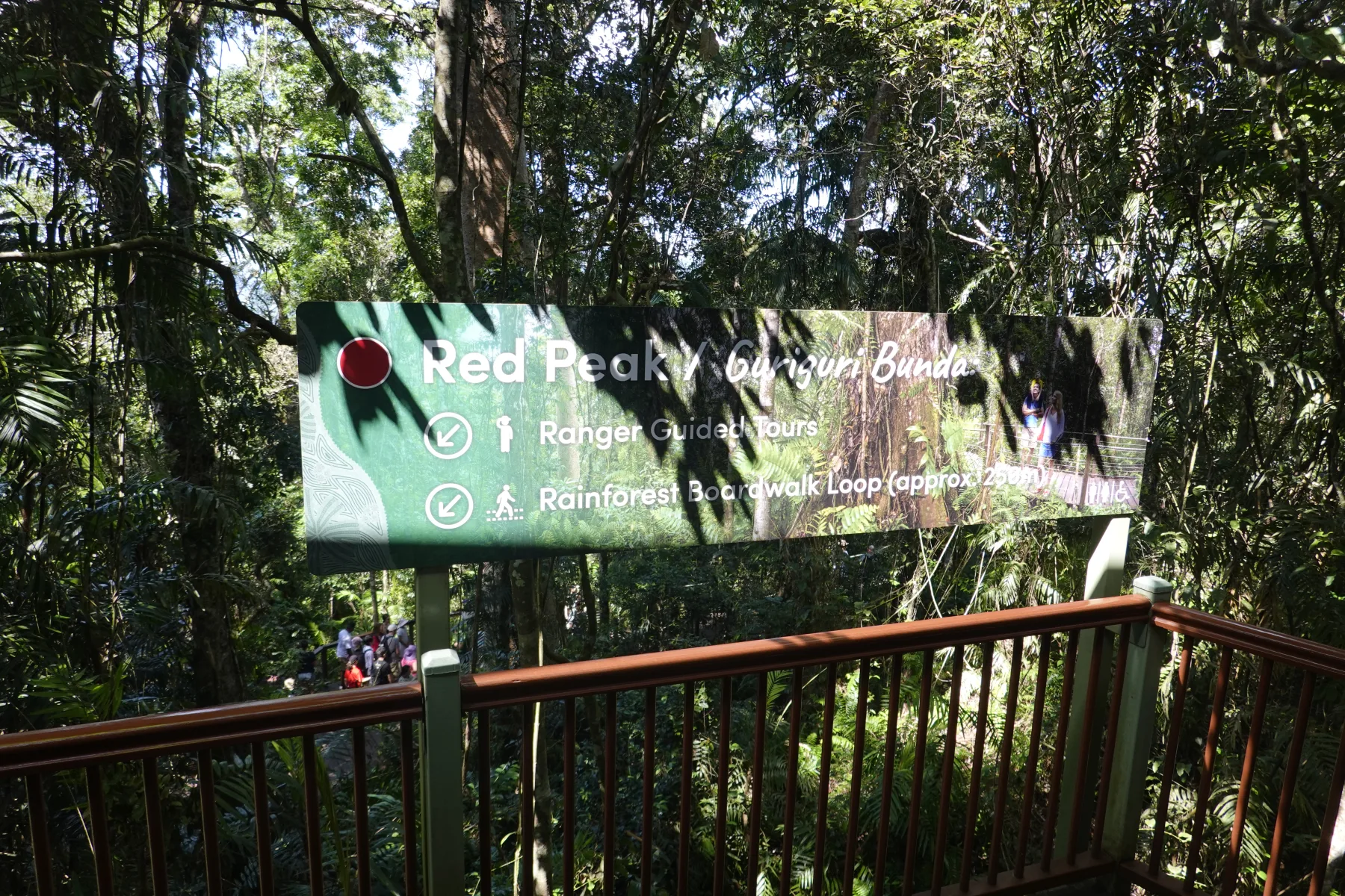 レッドピーク駅の遊歩道とレンジャーガイドツアーの案内看板