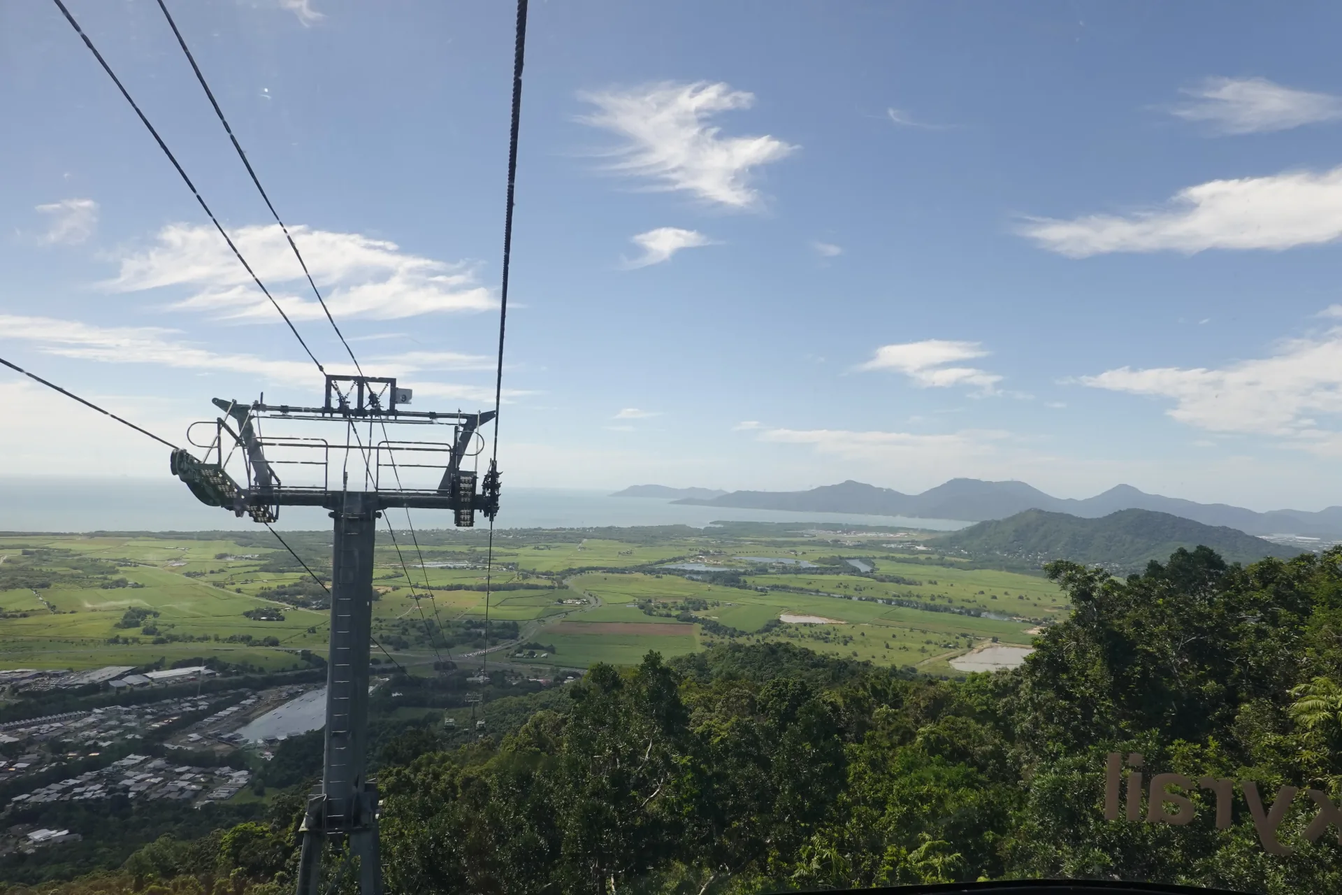 スカイレールから見たケアンズの海岸線と山並み
