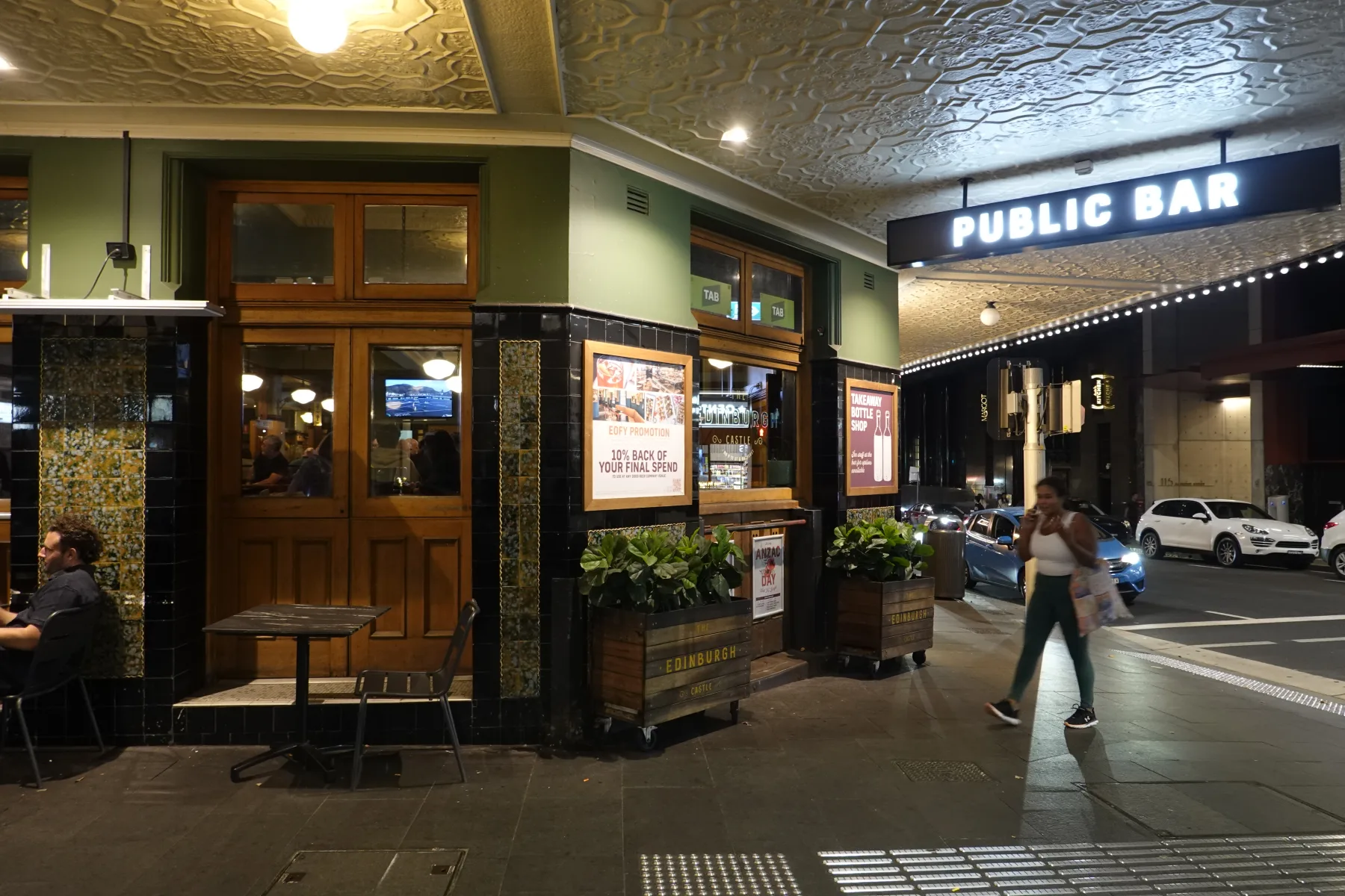 ピット・ストリート側にあるエディンバラ・キャッスルのPUBLIC BAR入口