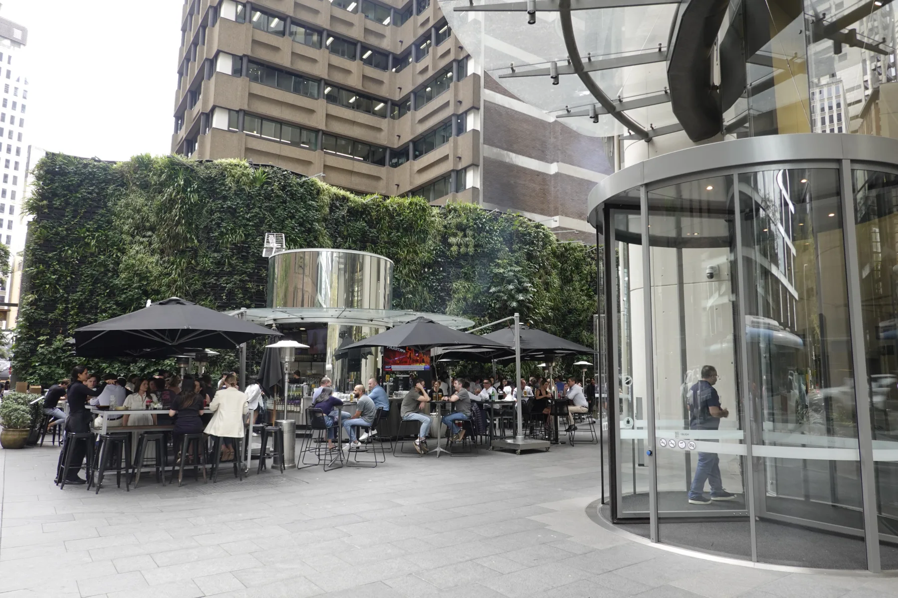 1 Bligh Streetの高層ビルとグリーンウォールに面したジャナス・バーの中庭