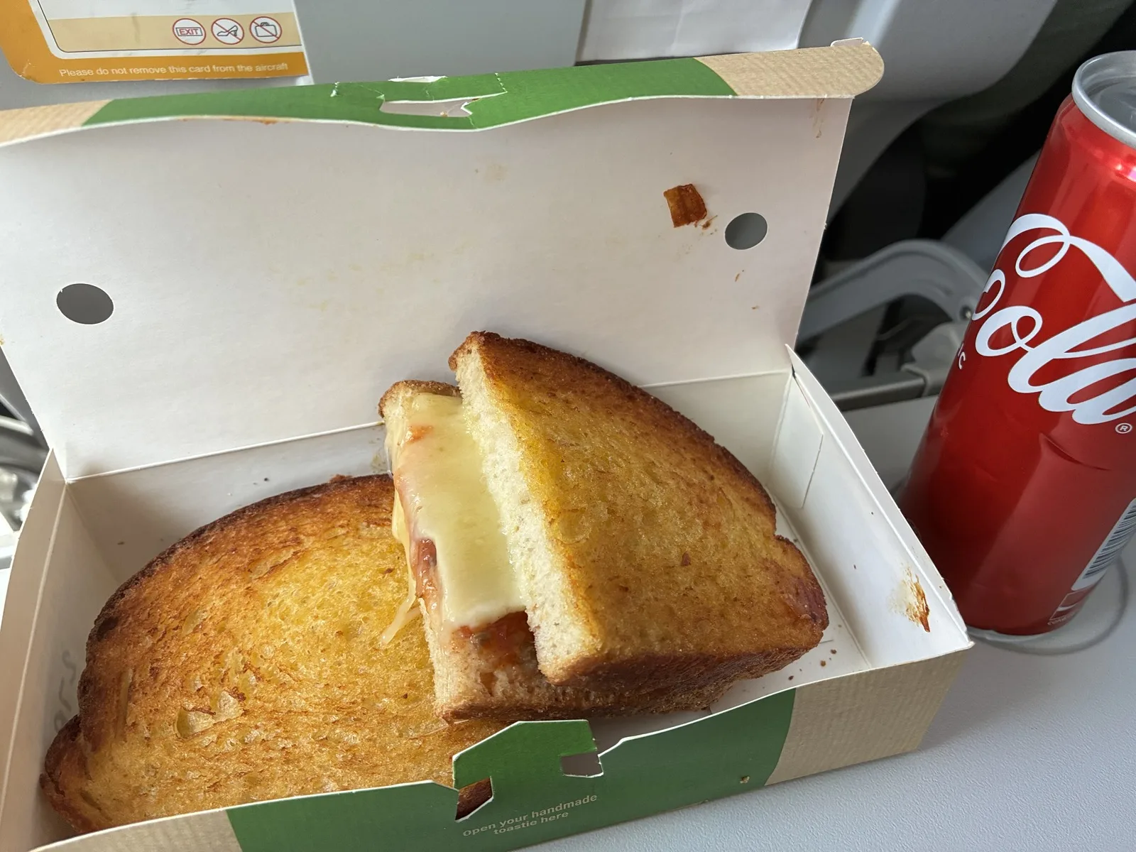 Jetstar JQ953の機内販売で頼んだトーストサンドとコーラ