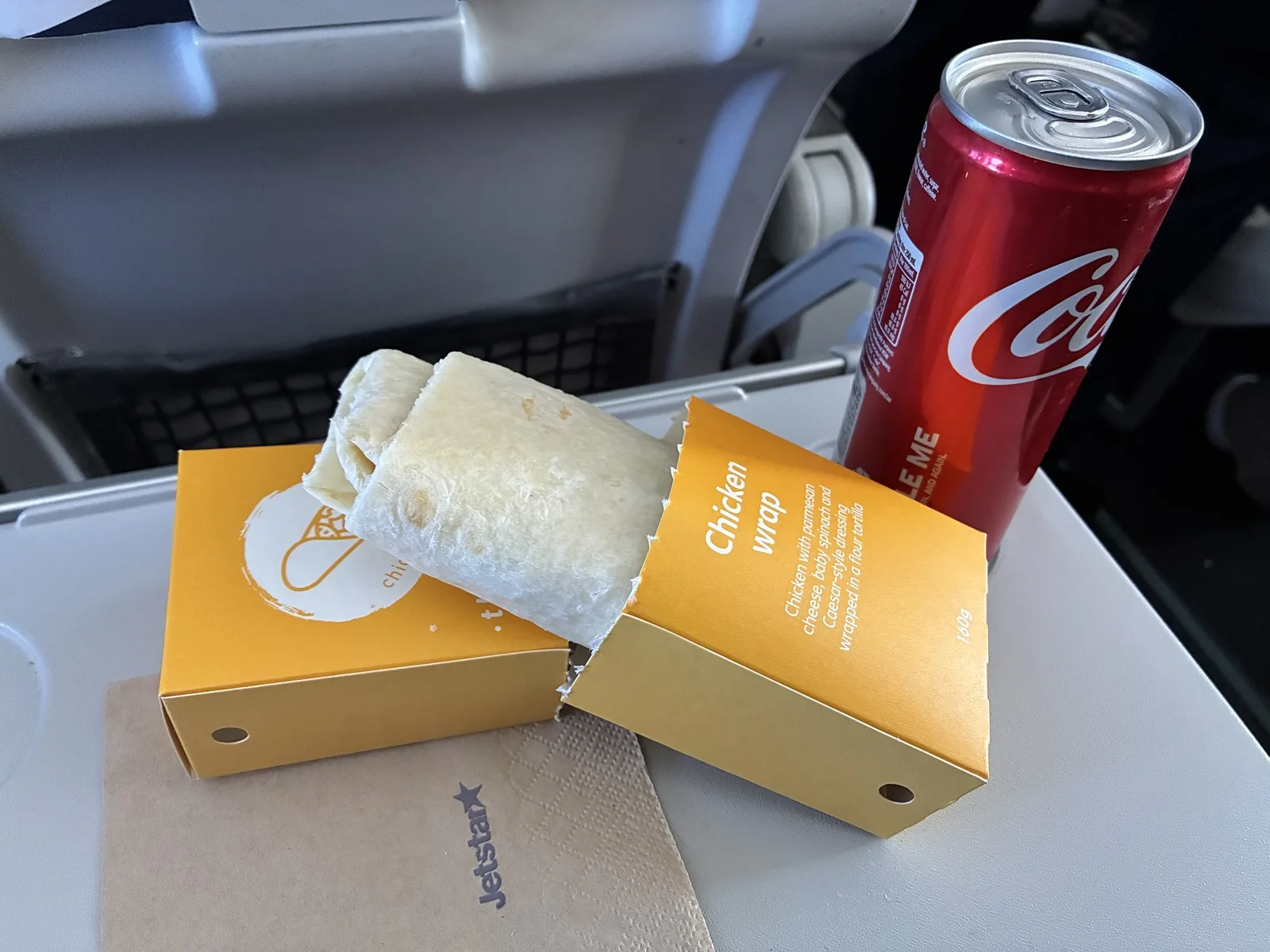 Jetstar JQ952の機内販売で頼んだチキンラップとコーラ