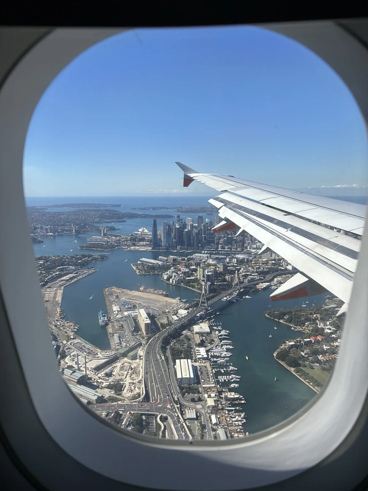 飛行機から見たシドニー湾と市街地