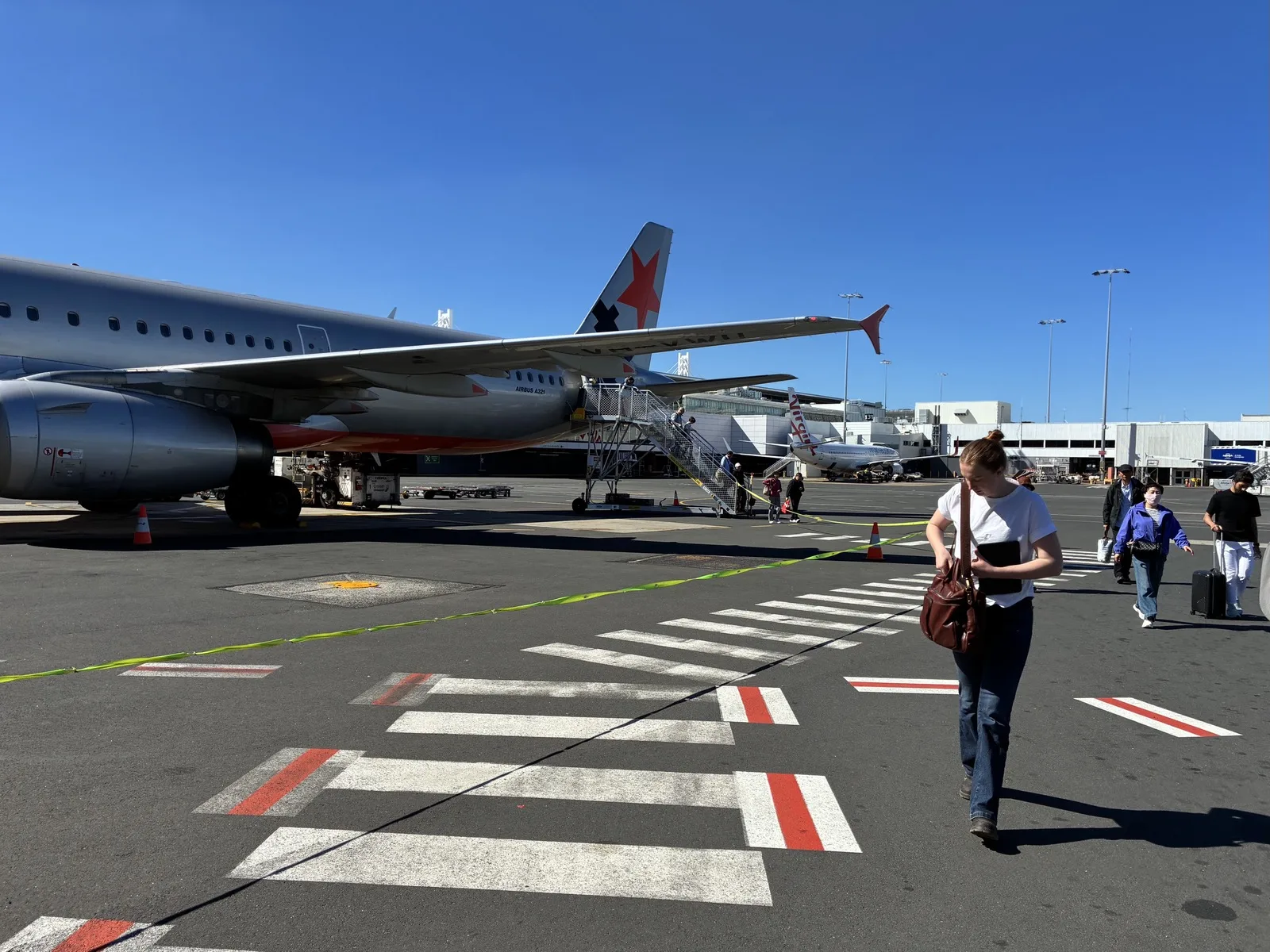 シドニー空港T2に到着したJetstarの機体とエプロン
