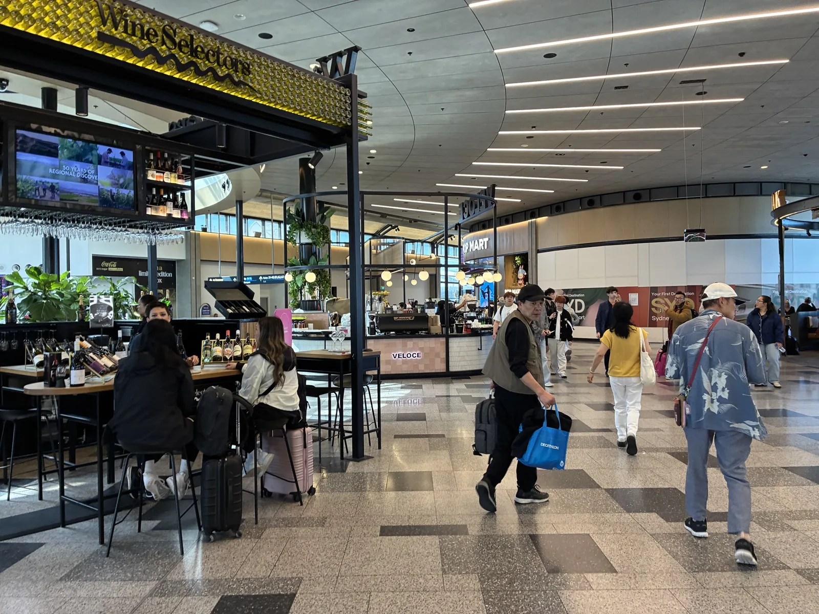 シドニー空港T2国内線ターミナルの飲食店と到着エリア