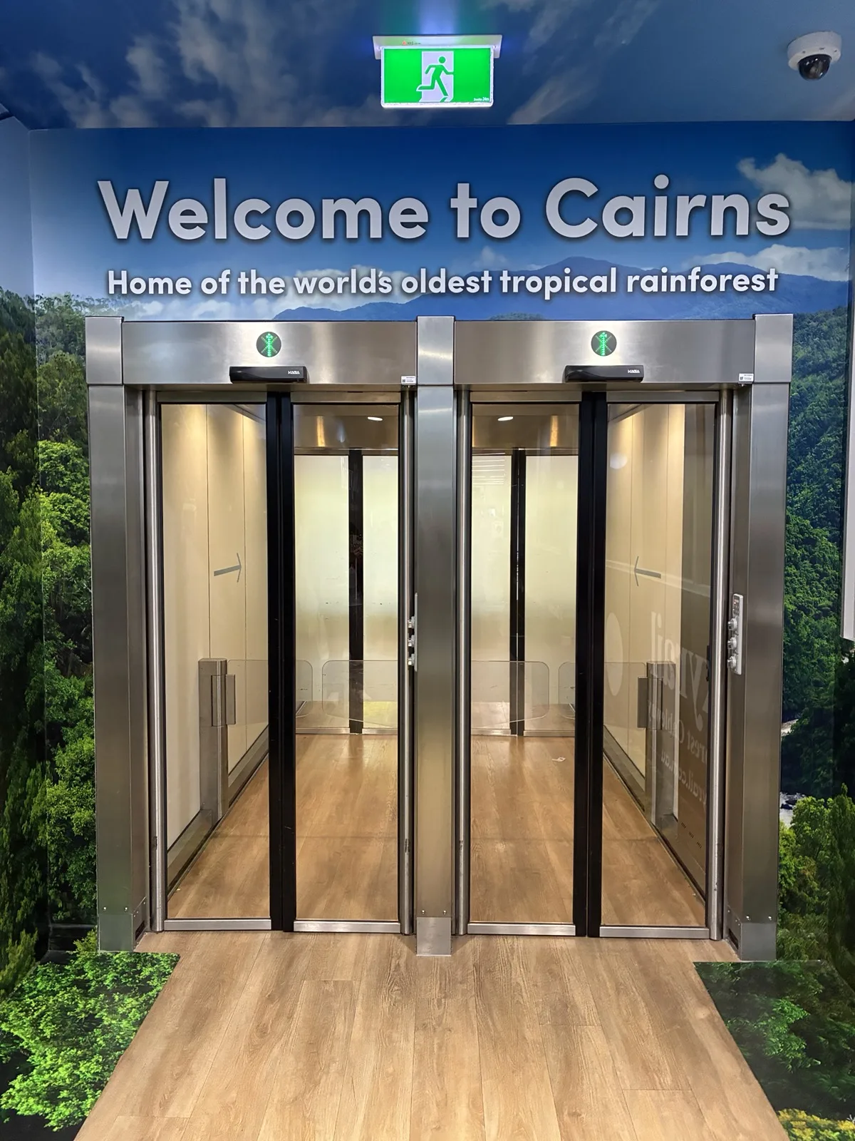 ケアンズ空港T2にあるWelcome to Cairnsの到着案内
