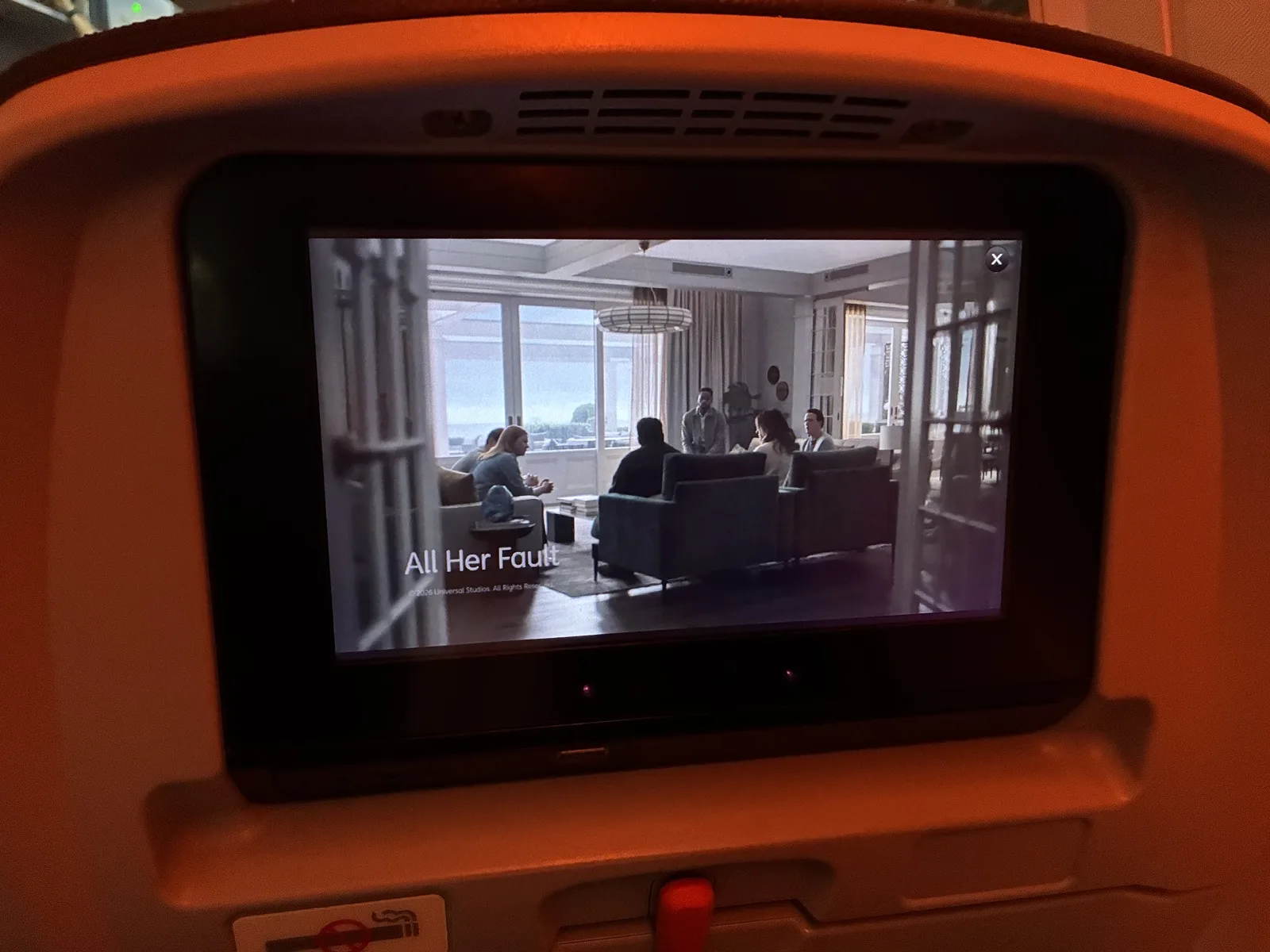 Jetstar関空ケアンズ便の座席モニターで映画を再生している様子
