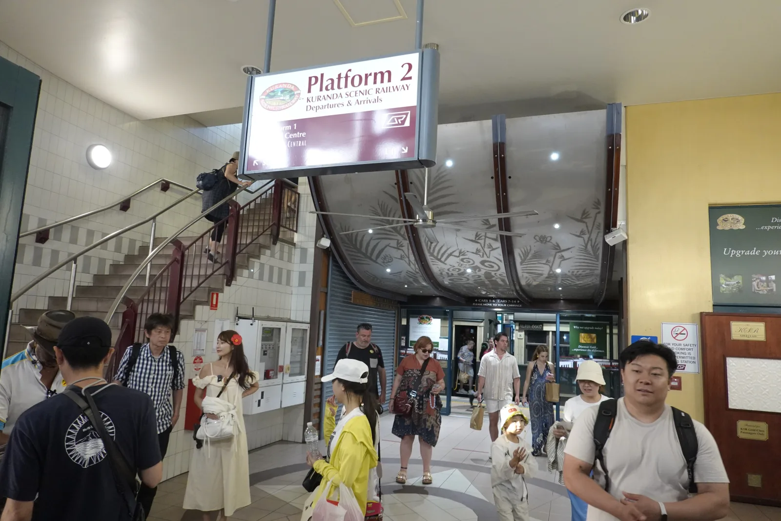 キュランダ高原列車でケアンズ駅に到着したあとの駅構内