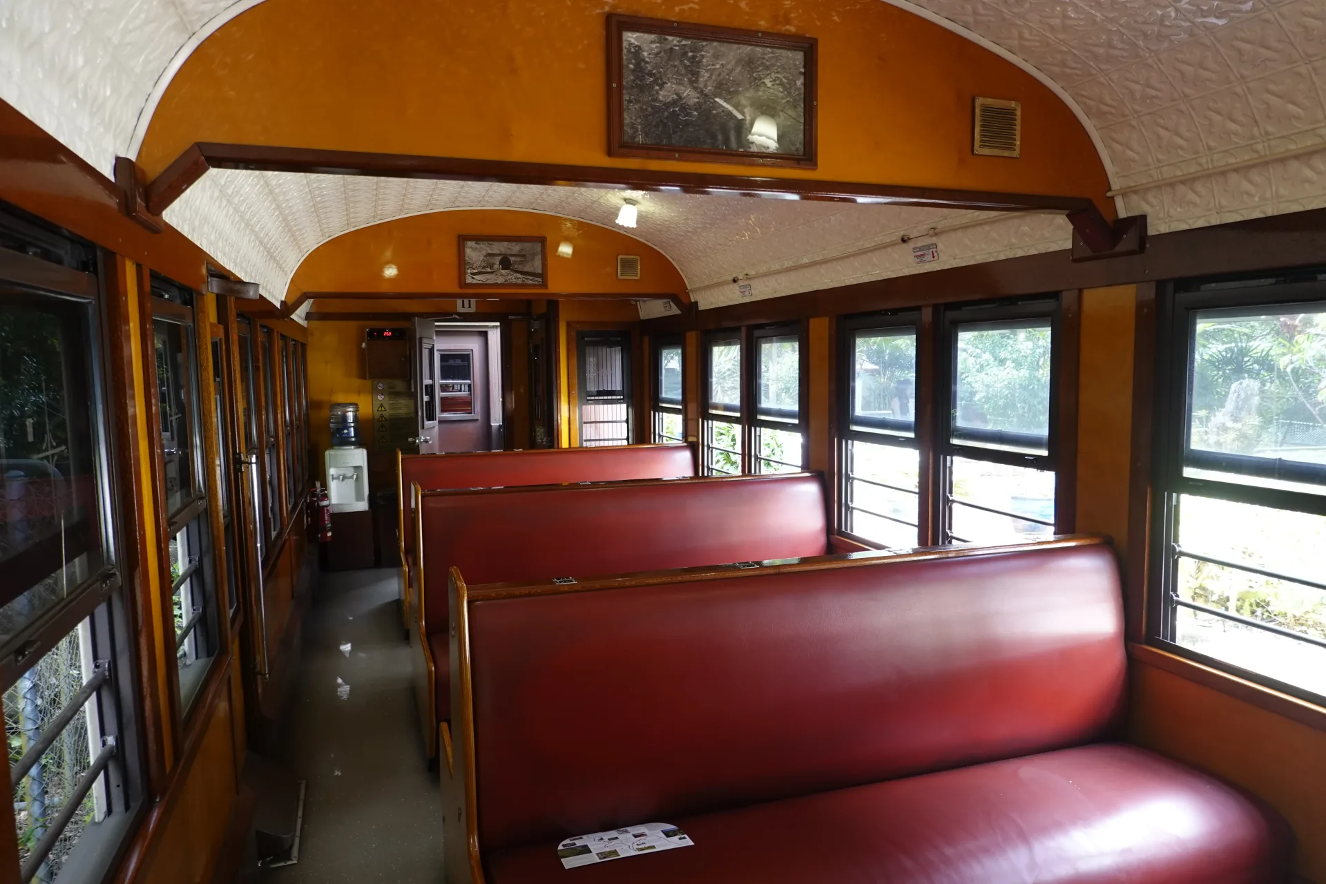 木の雰囲気が残るキュランダ高原列車の車内
