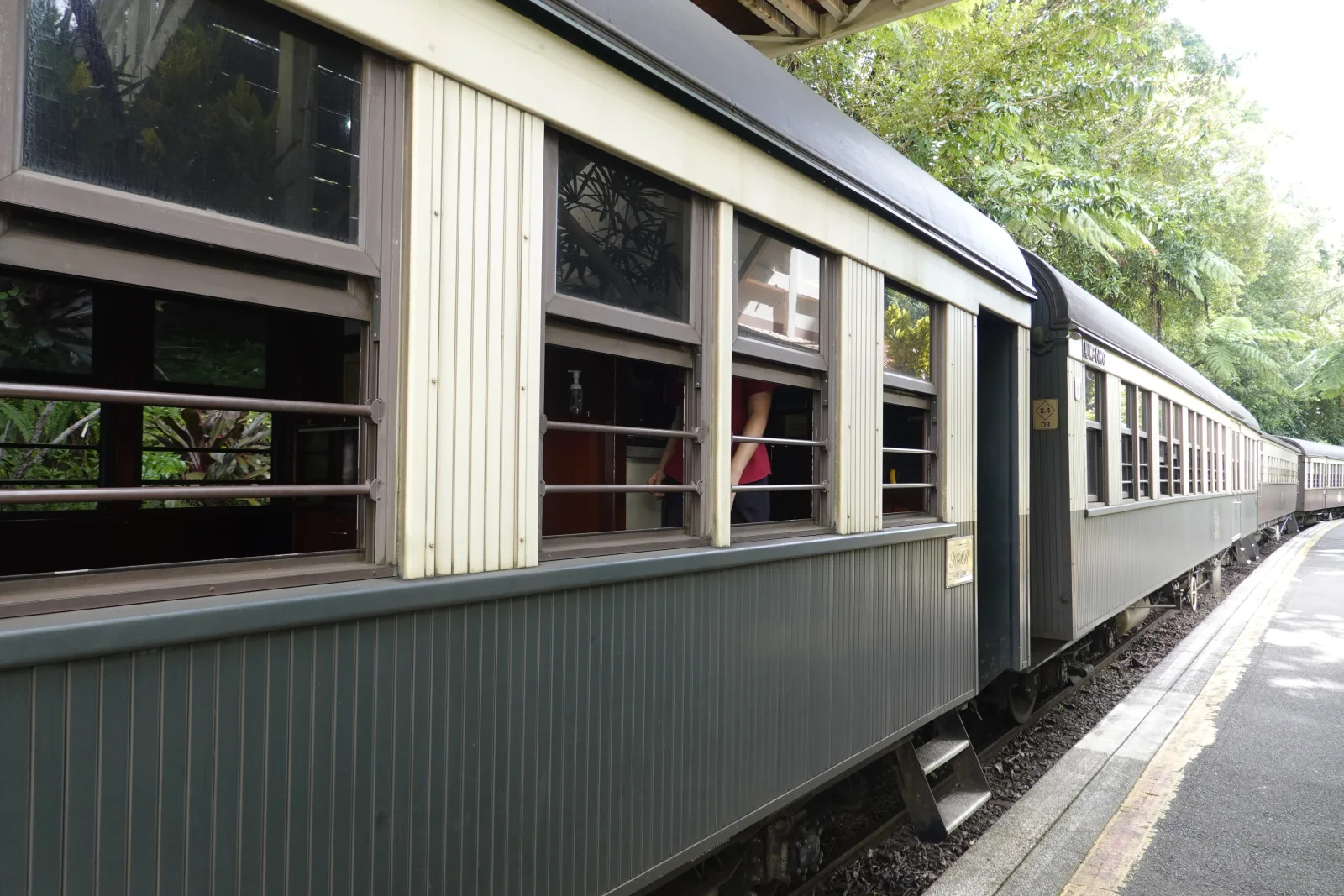 キュランダ駅のホームに停車しているキュランダ高原列車の車両