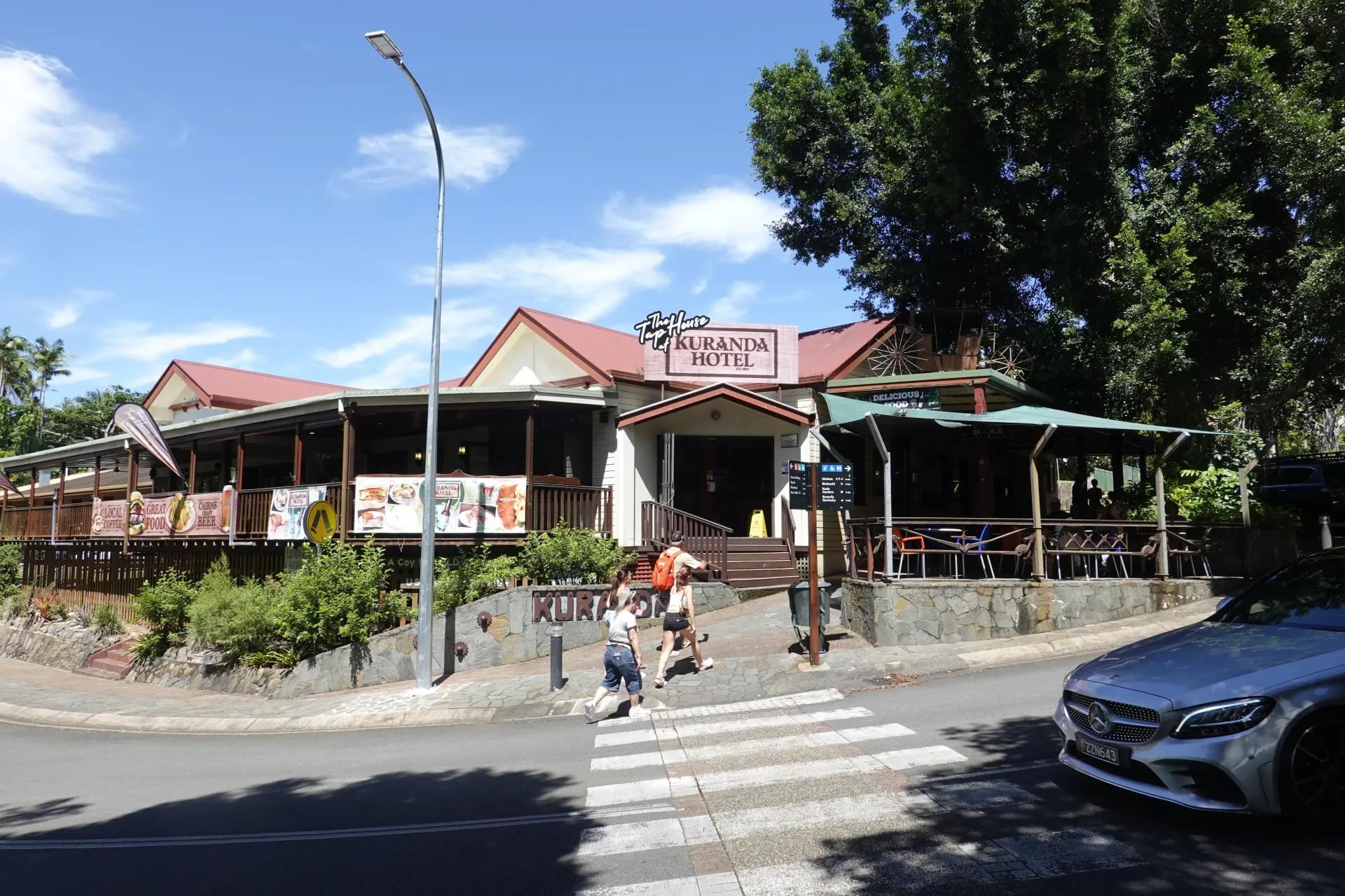 キュランダ村の通り沿いにあるKuranda Hotel周辺の街並み