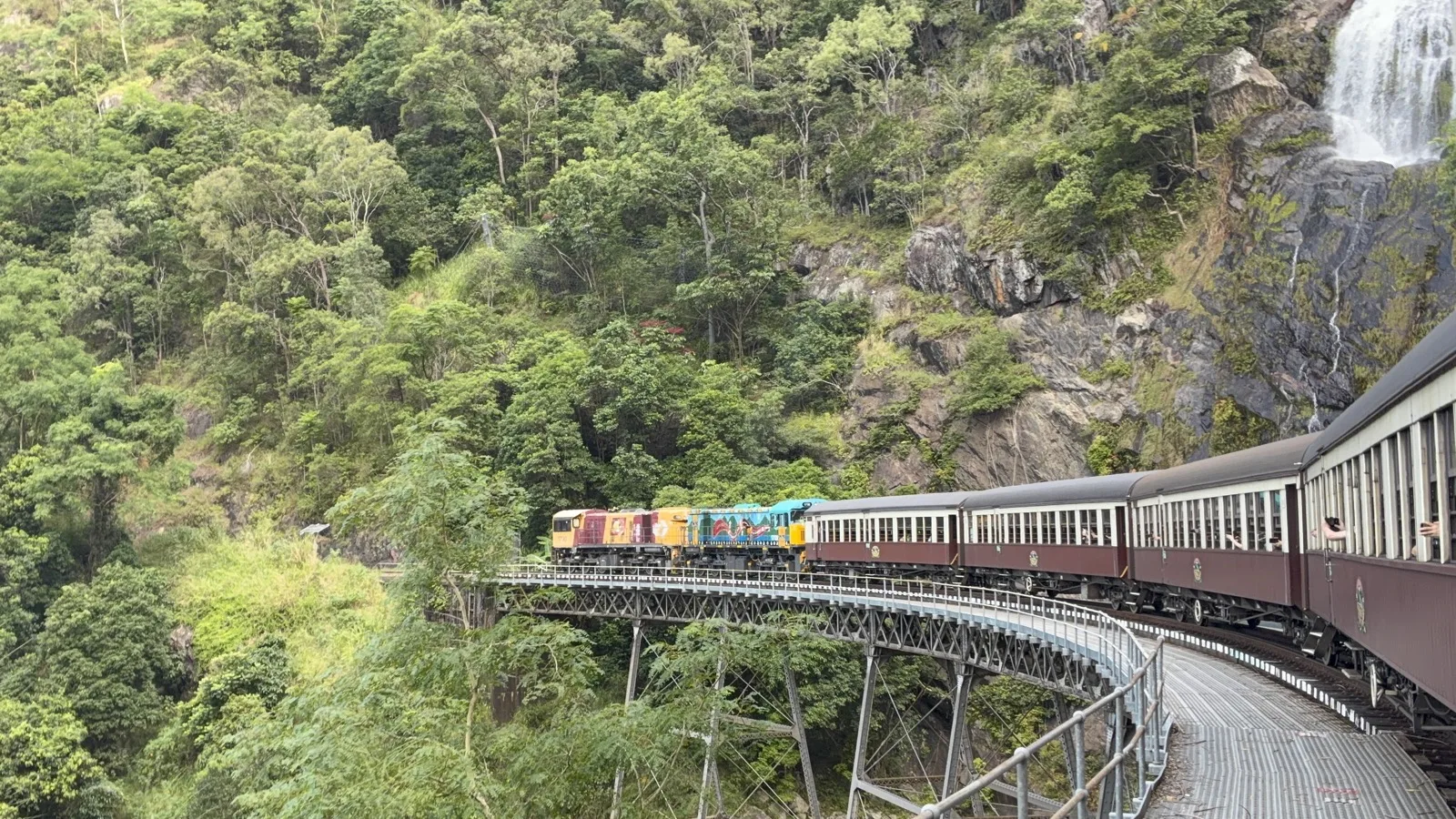 滝の横を走るキュランダ高原列車