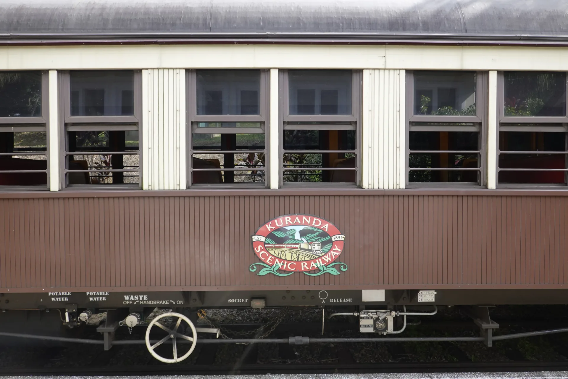 キュランダ高原列車の車両に付いたKuranda Scenic Railwayのロゴ