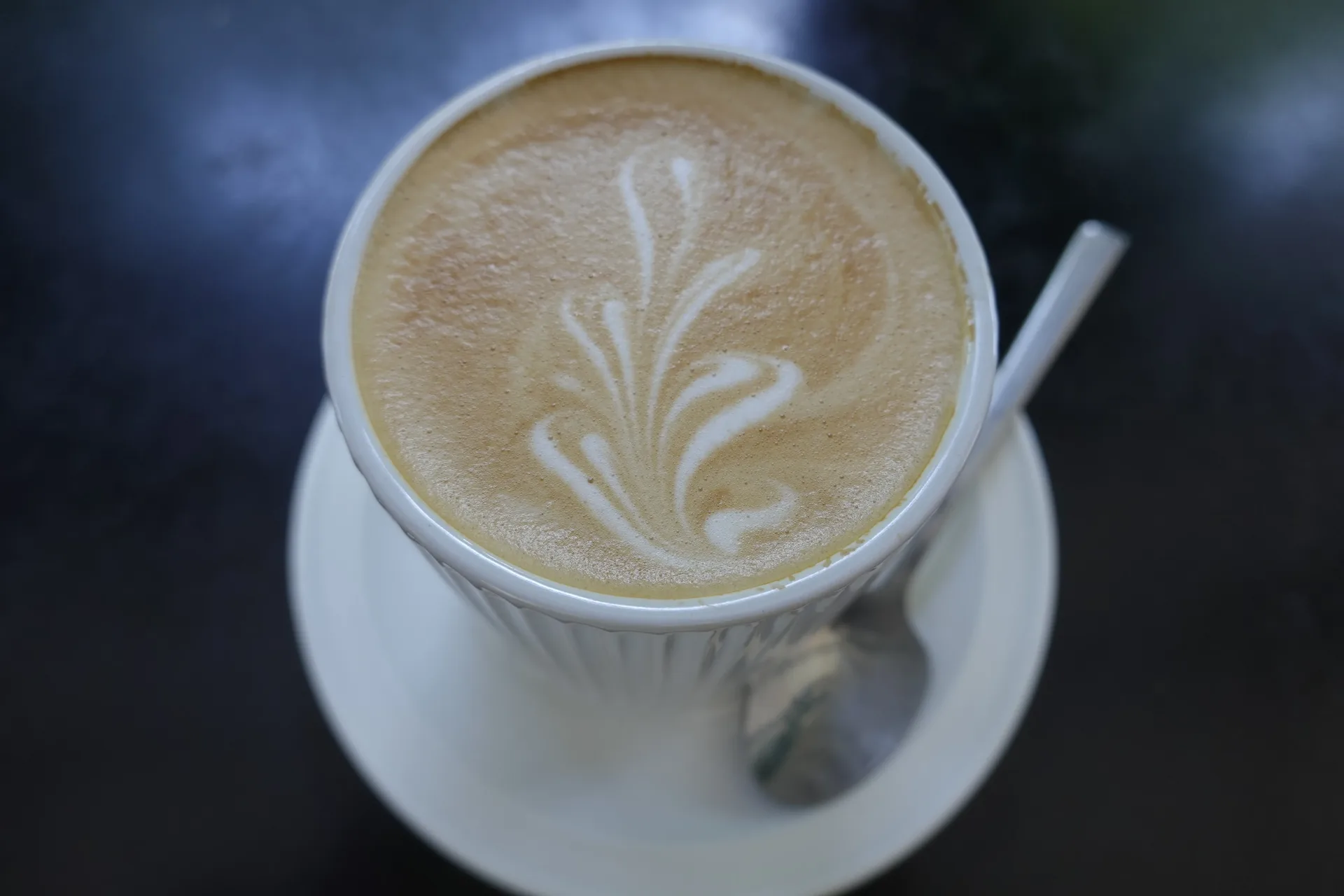 ケアンズ到着後の朝食で飲んだラテアート入りのコーヒー