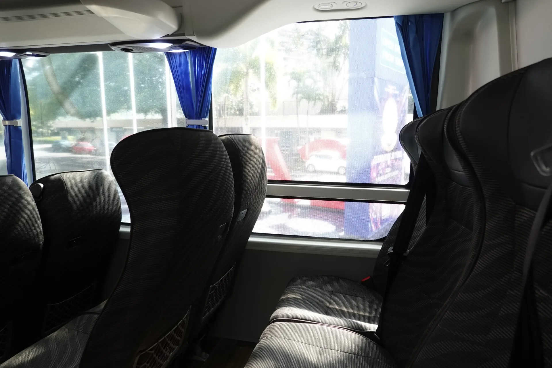 スカイレール送迎バスの車内座席