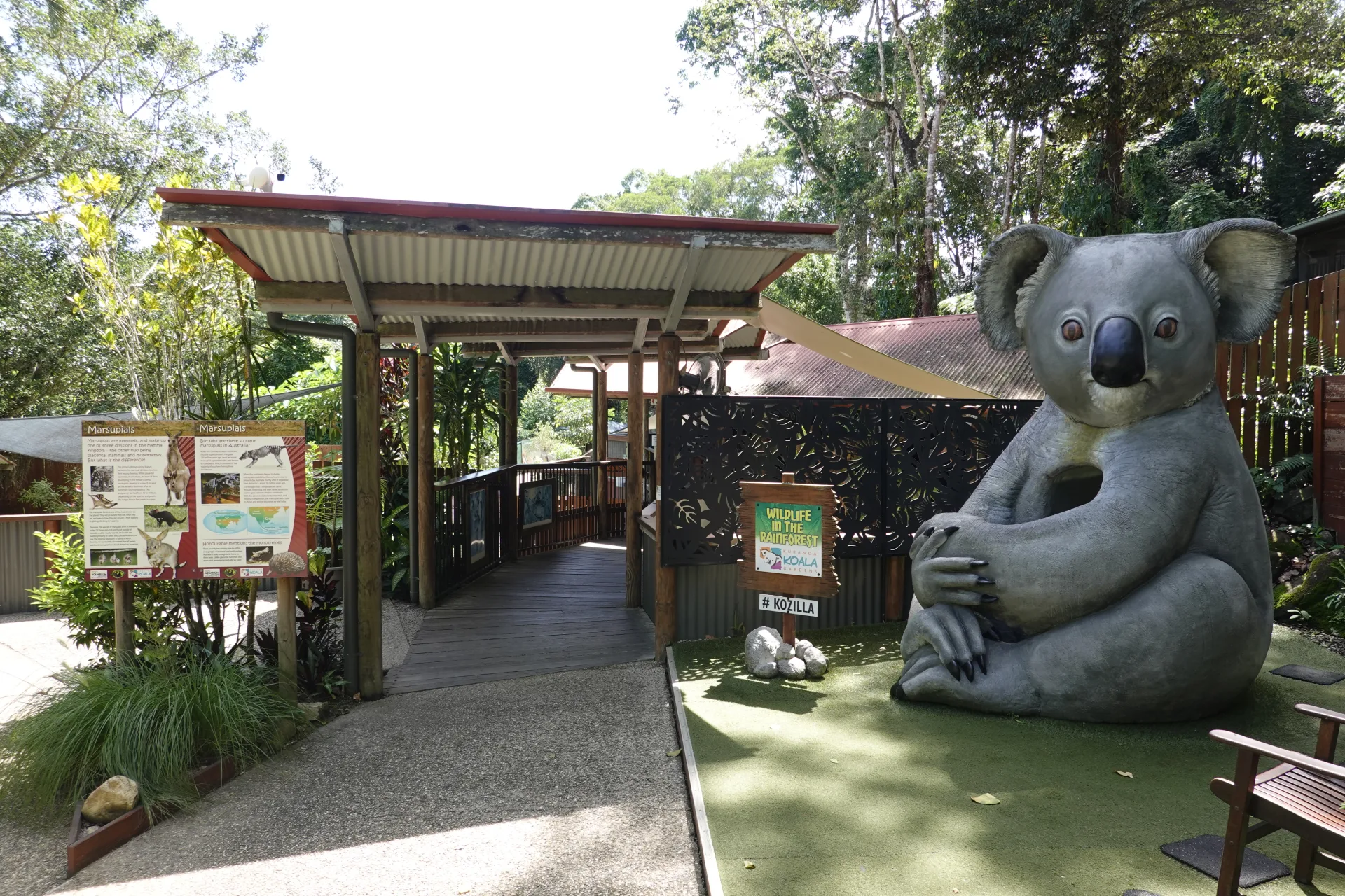 キュランダ・コアラ・ガーデンズ園内にある大きなコアラ像