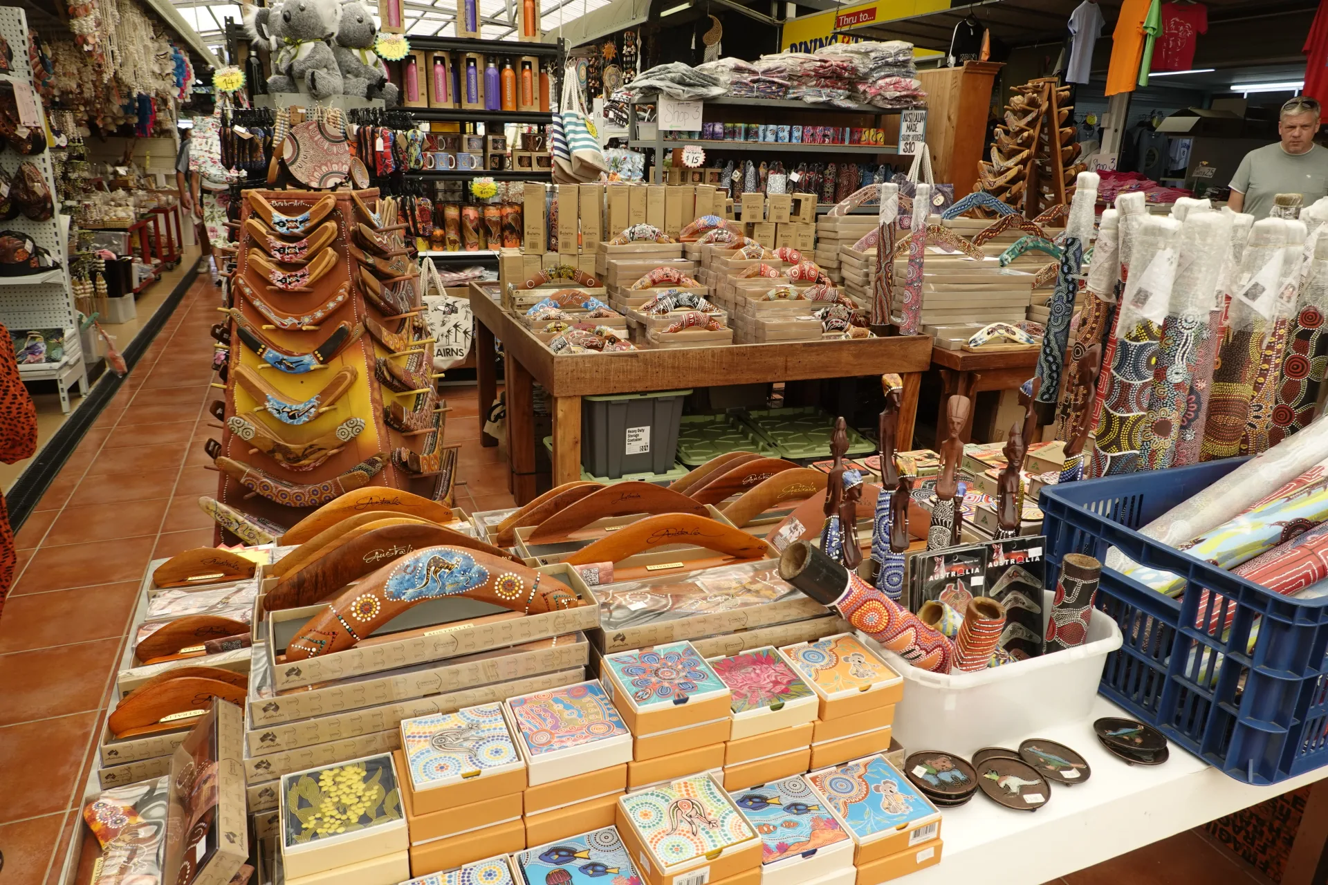 キュランダ村のお土産屋さんに並ぶブーメランや木製雑貨
