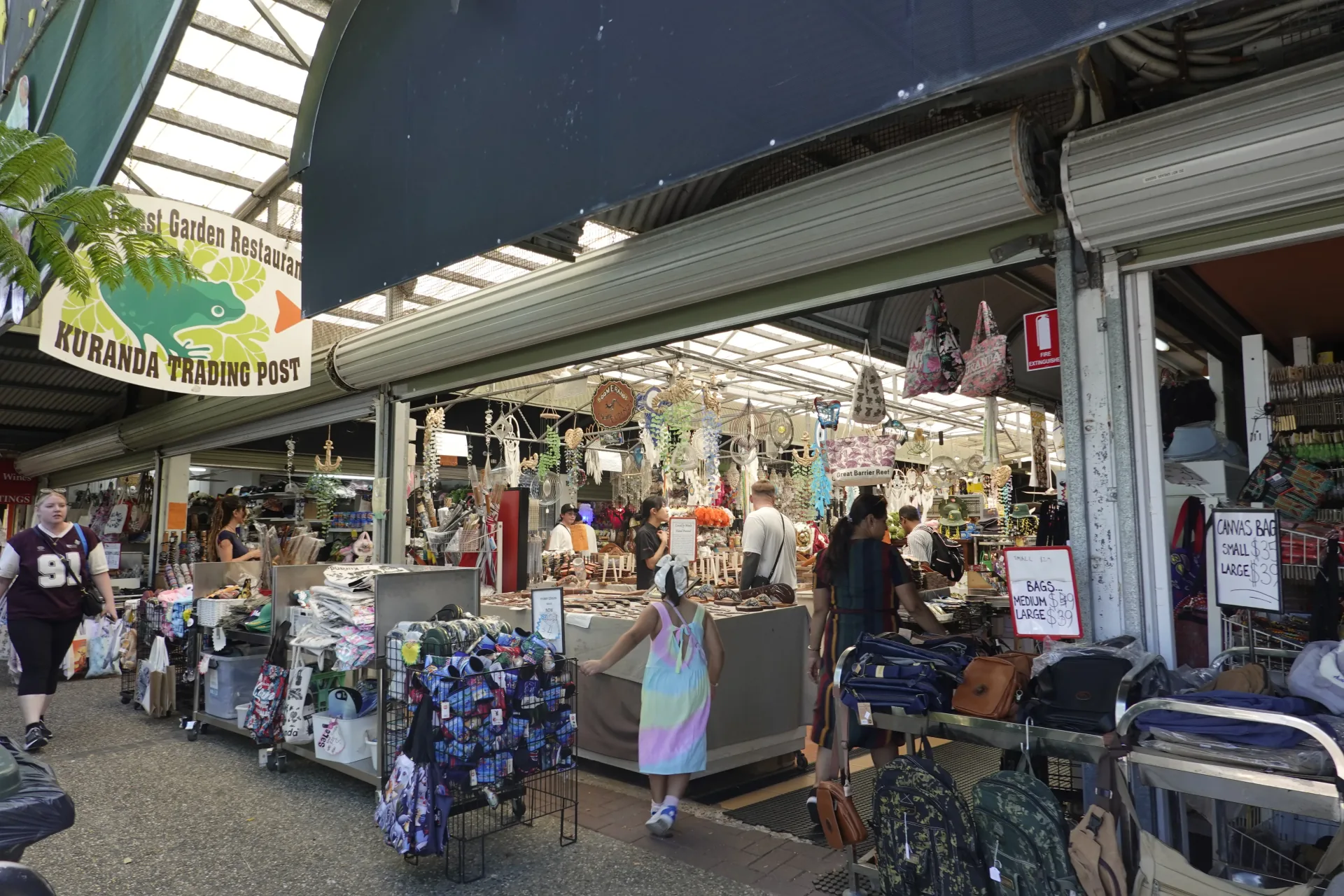 キュランダ村のKuranda Trading Postに並ぶお土産店