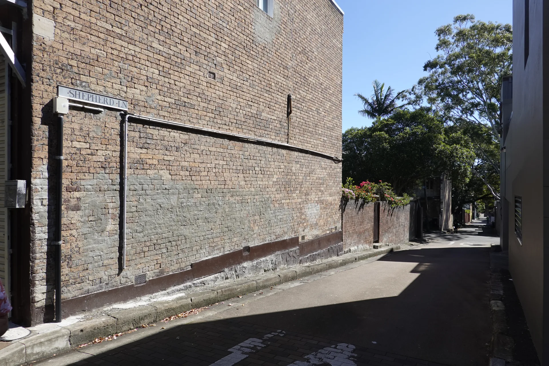 ダーリントンのレンガ壁に沿って続く細い路地