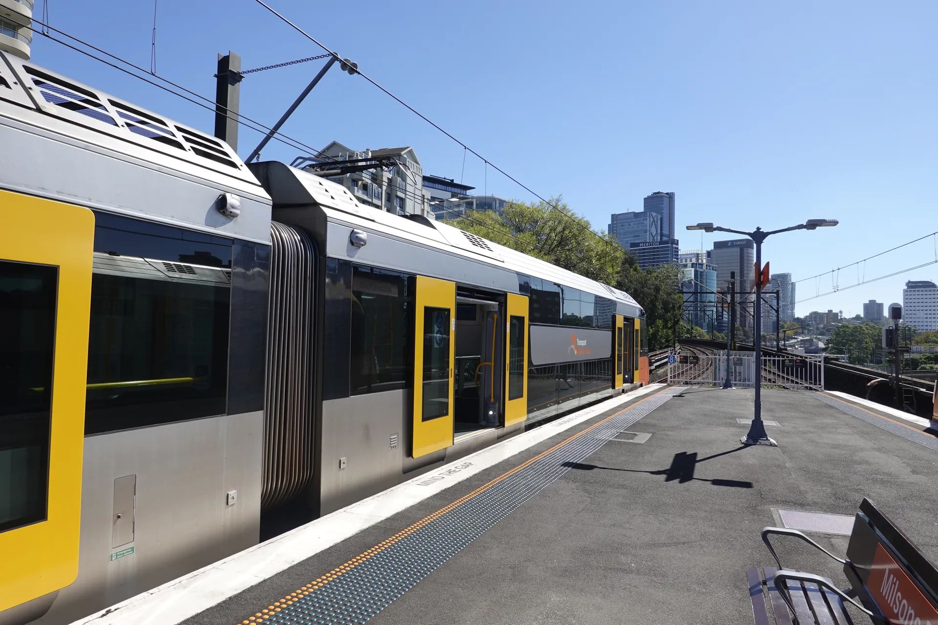 ミルソンズ・ポイント駅のホームに停車したシドニーの電車