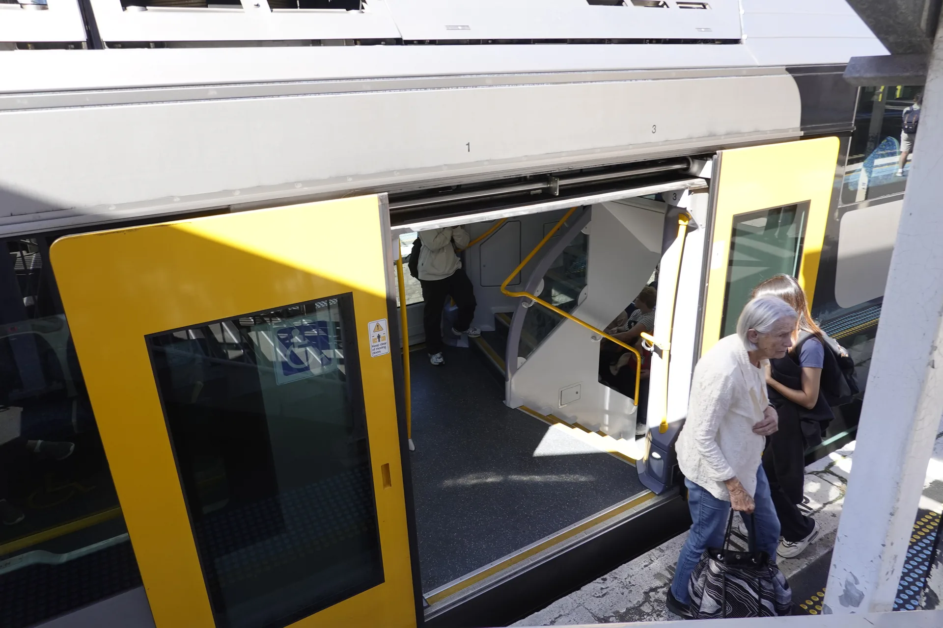 レッドファーン駅でシドニー・トレインズの電車に乗る様子