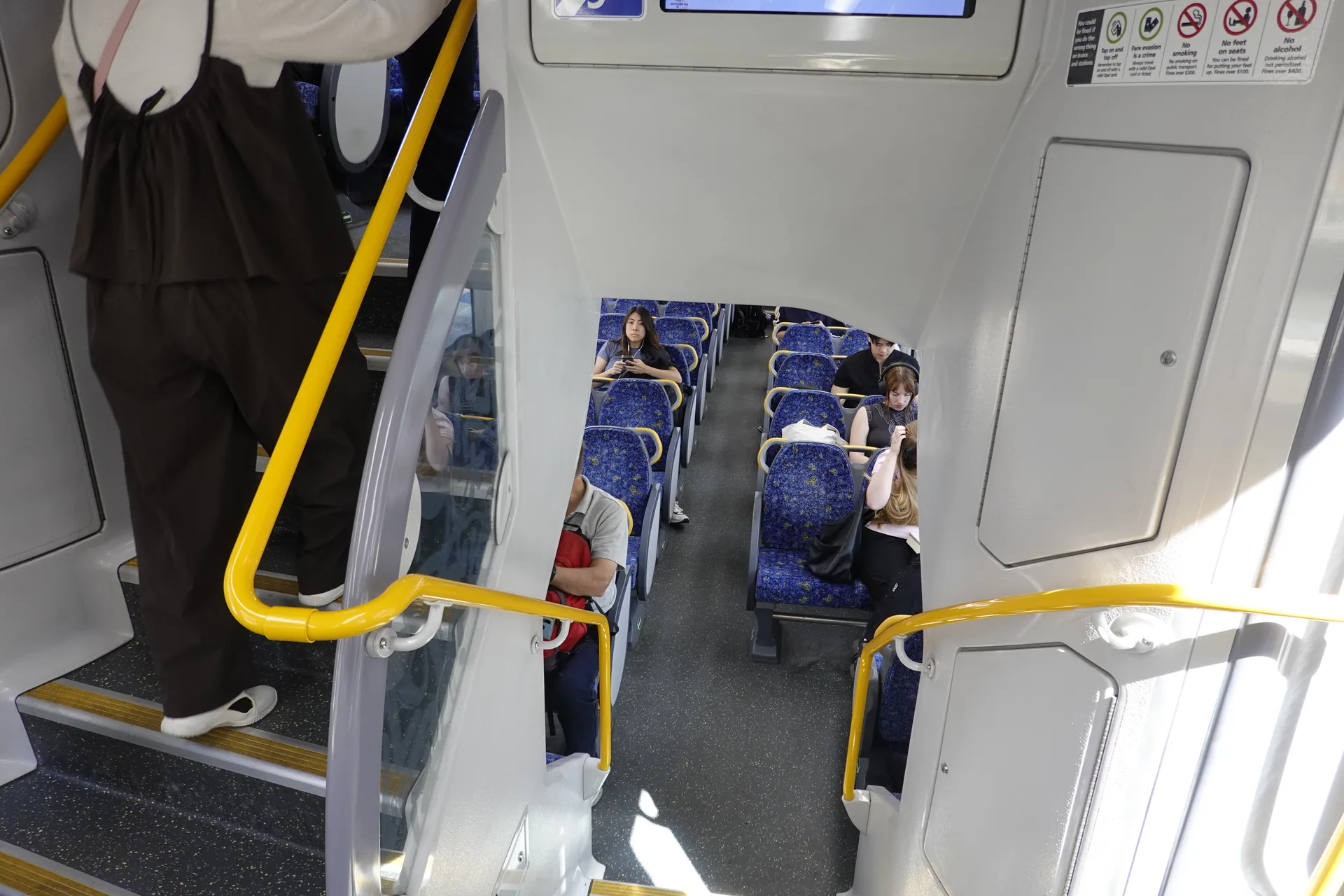 シドニーの2階建て電車にある上下階への階段