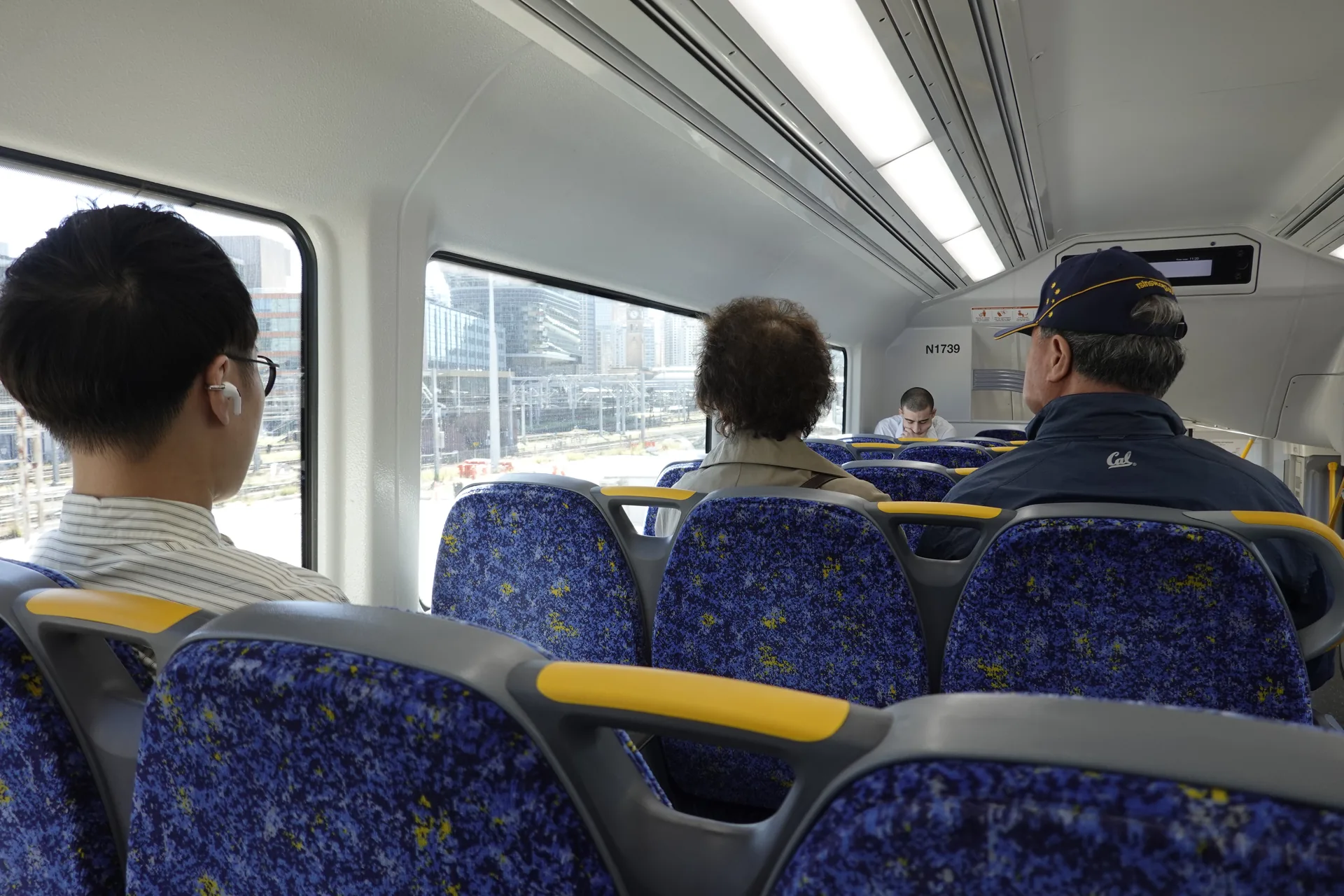 シドニーの2階建て電車の上階座席