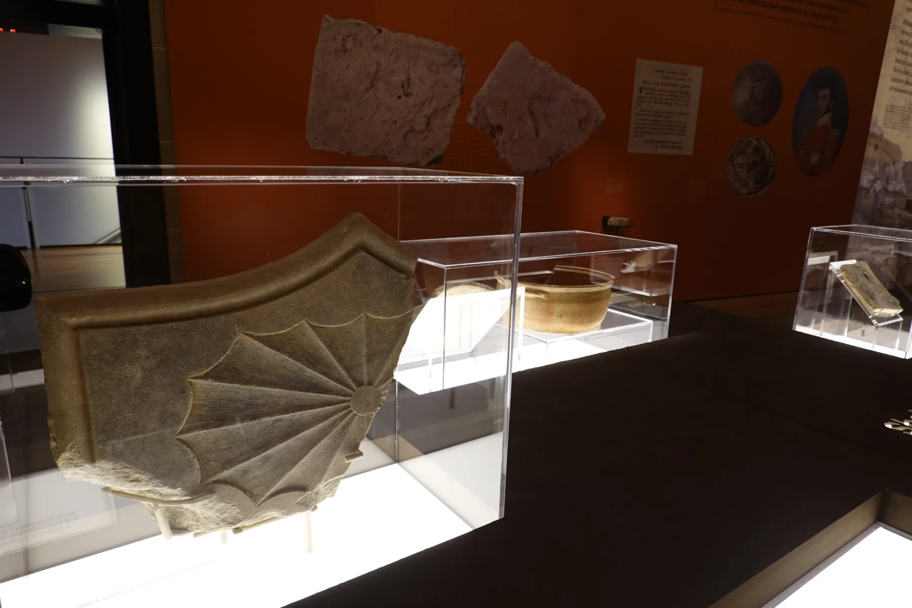 初代総督官邸跡で見つかった彫刻石材と陶器を紹介する展示