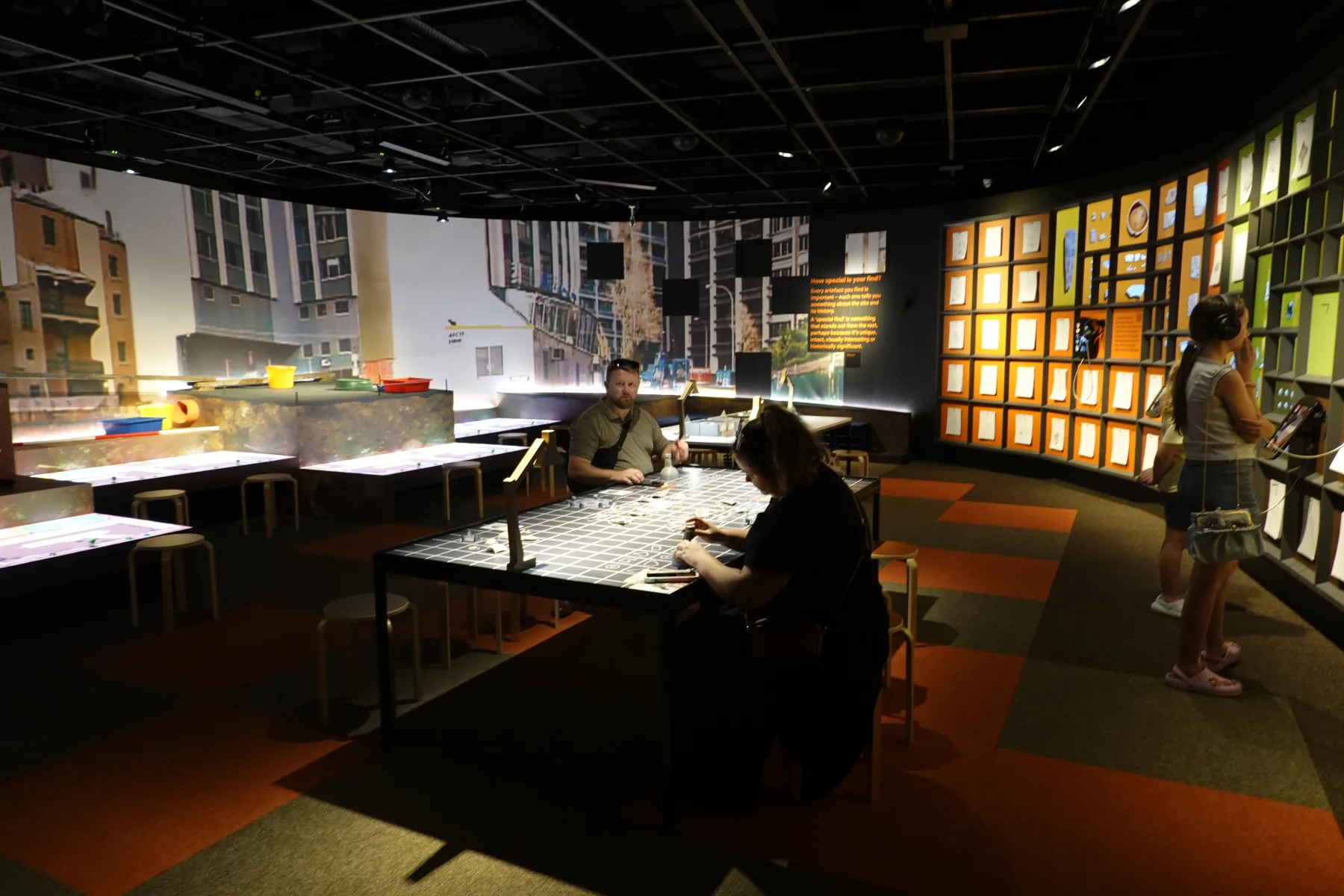 発掘資料と調査道具が並ぶシドニー博物館の考古学展示室