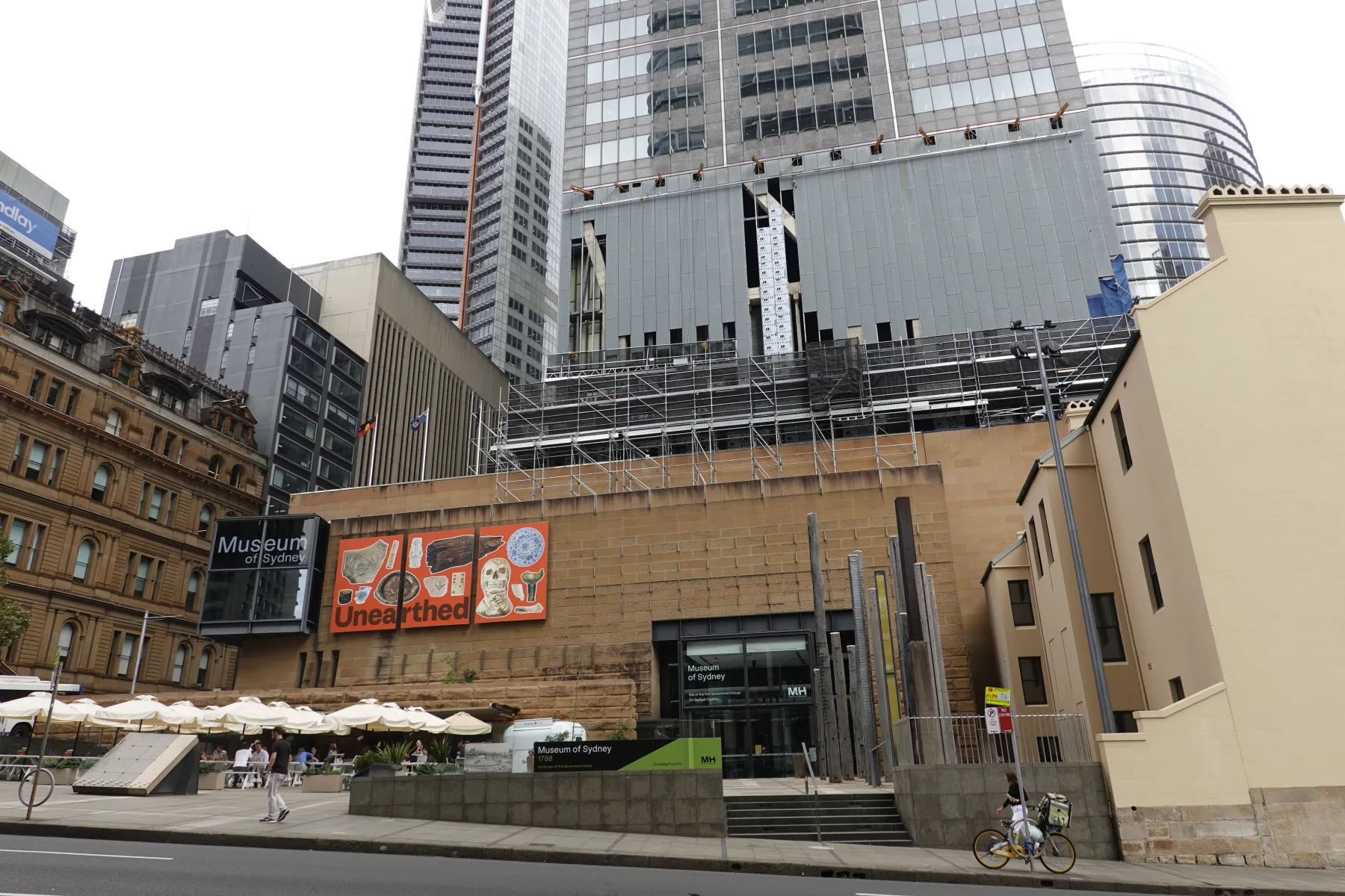 ブリッジ・ストリートとフィリップ・ストリートの角に建つシドニー博物館